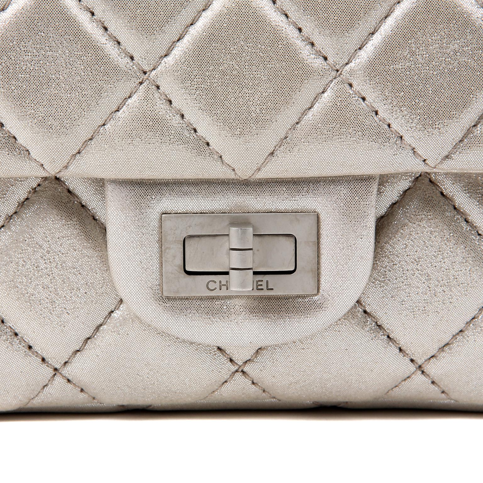 Chanel Silberne Reissue-Clutch aus Leder mit Rollgriff im Angebot 1