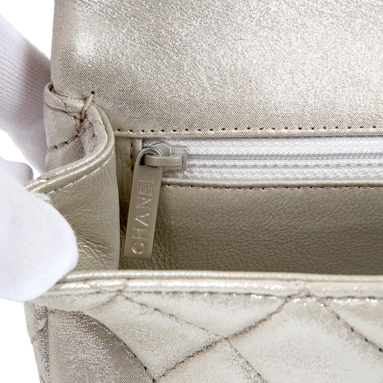 Chanel Silberne Reissue-Clutch aus Leder mit Rollgriff im Angebot 3