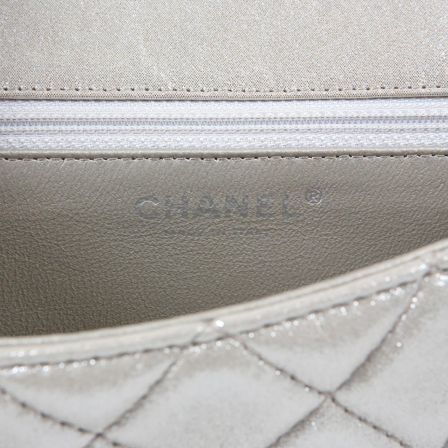 Chanel Silberne Reissue-Clutch aus Leder mit Rollgriff im Angebot 4