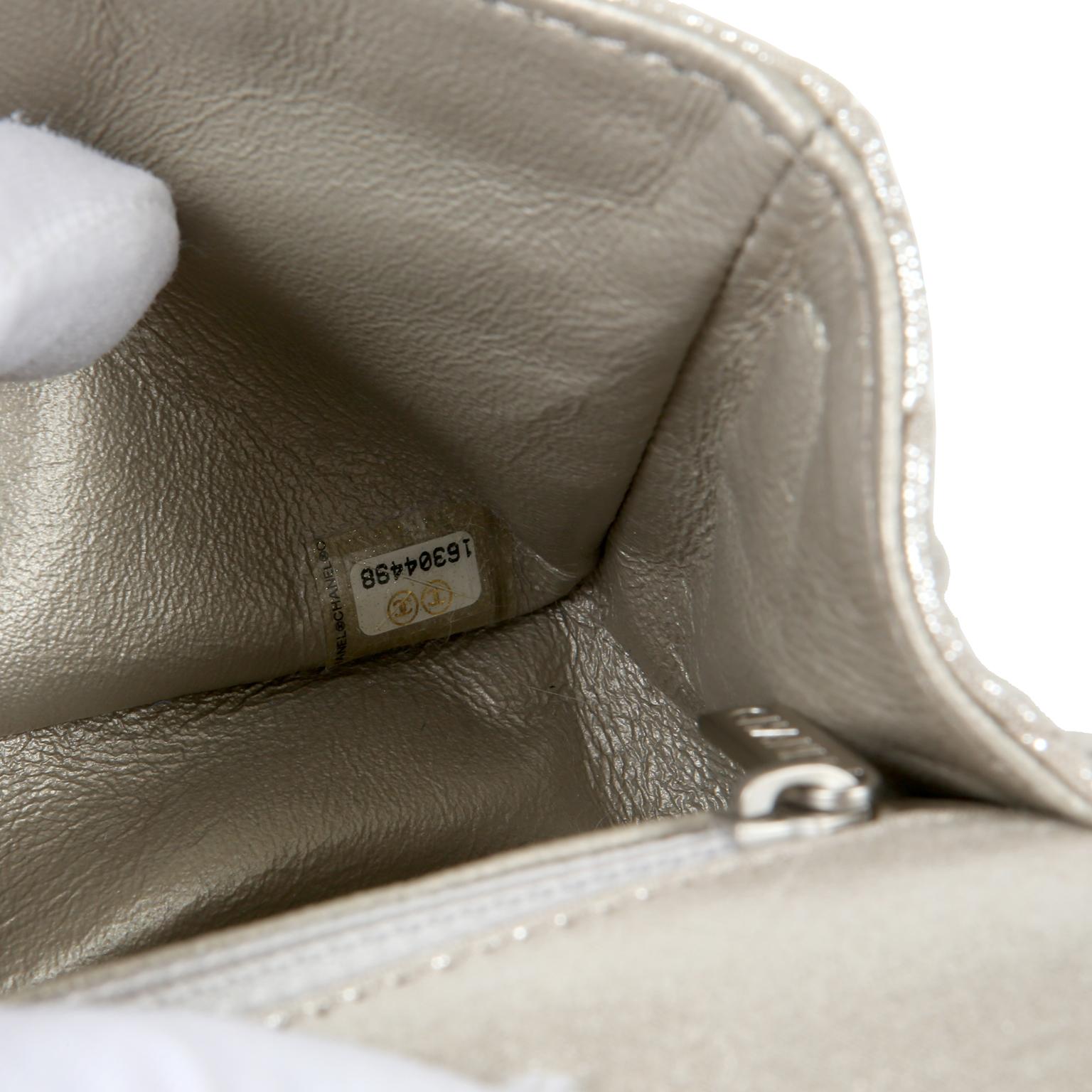 Chanel Silberne Reissue-Clutch aus Leder mit Rollgriff im Angebot 6