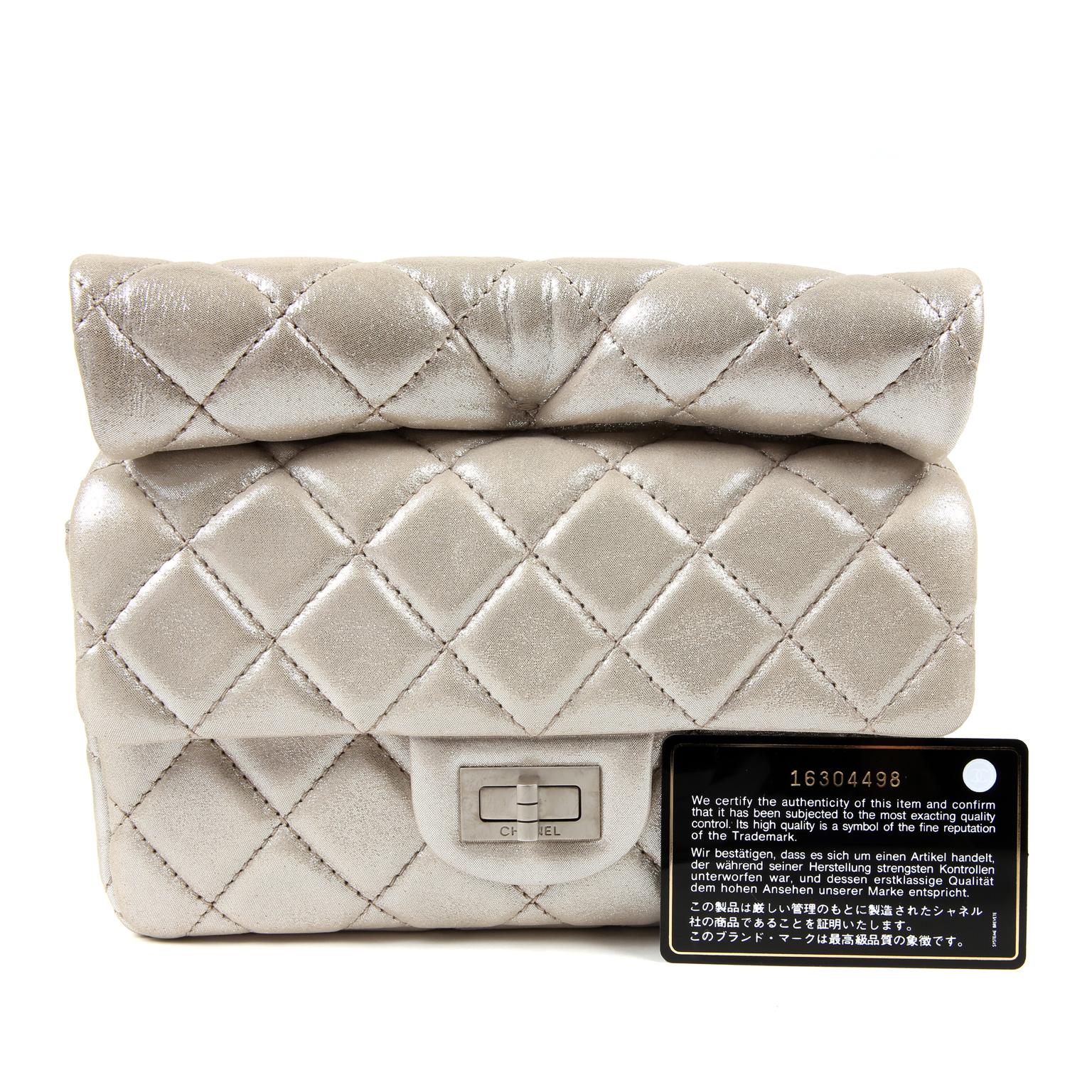 Chanel Silberne Reissue-Clutch aus Leder mit Rollgriff im Angebot 7
