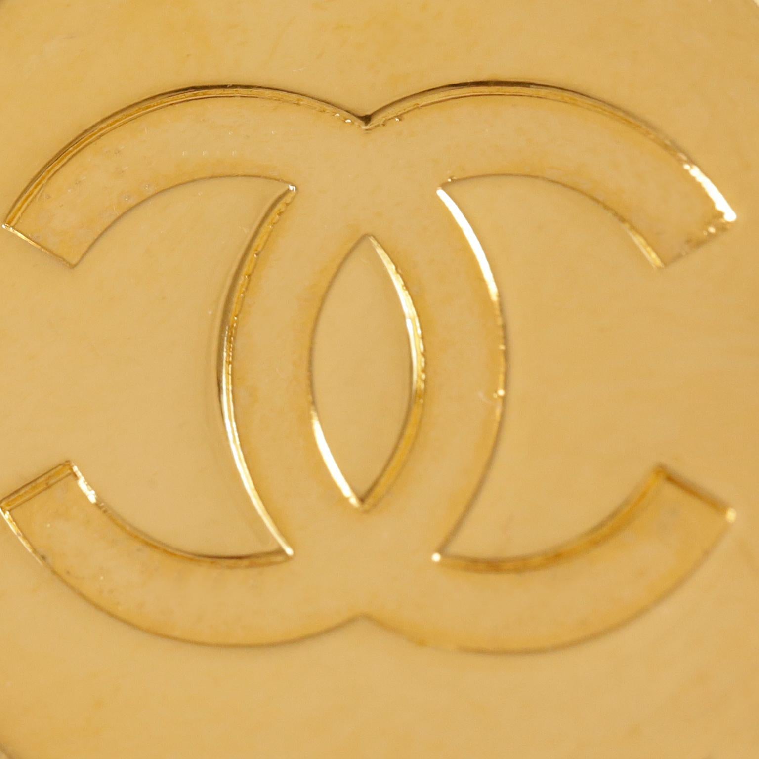Chanel - Écharpe à clip CC dorée Bon état - En vente à Palm Beach, FL