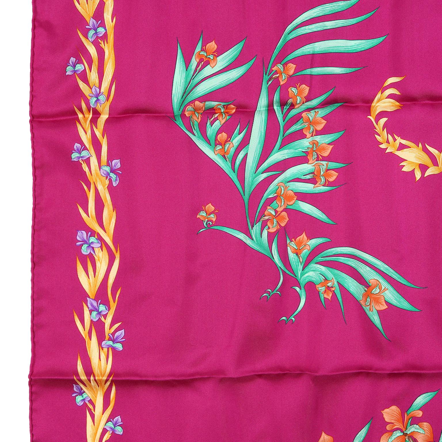 Hermès - Écharpe en soie fuchsia 90 cm « Cheval Fleuri »  en vente 1