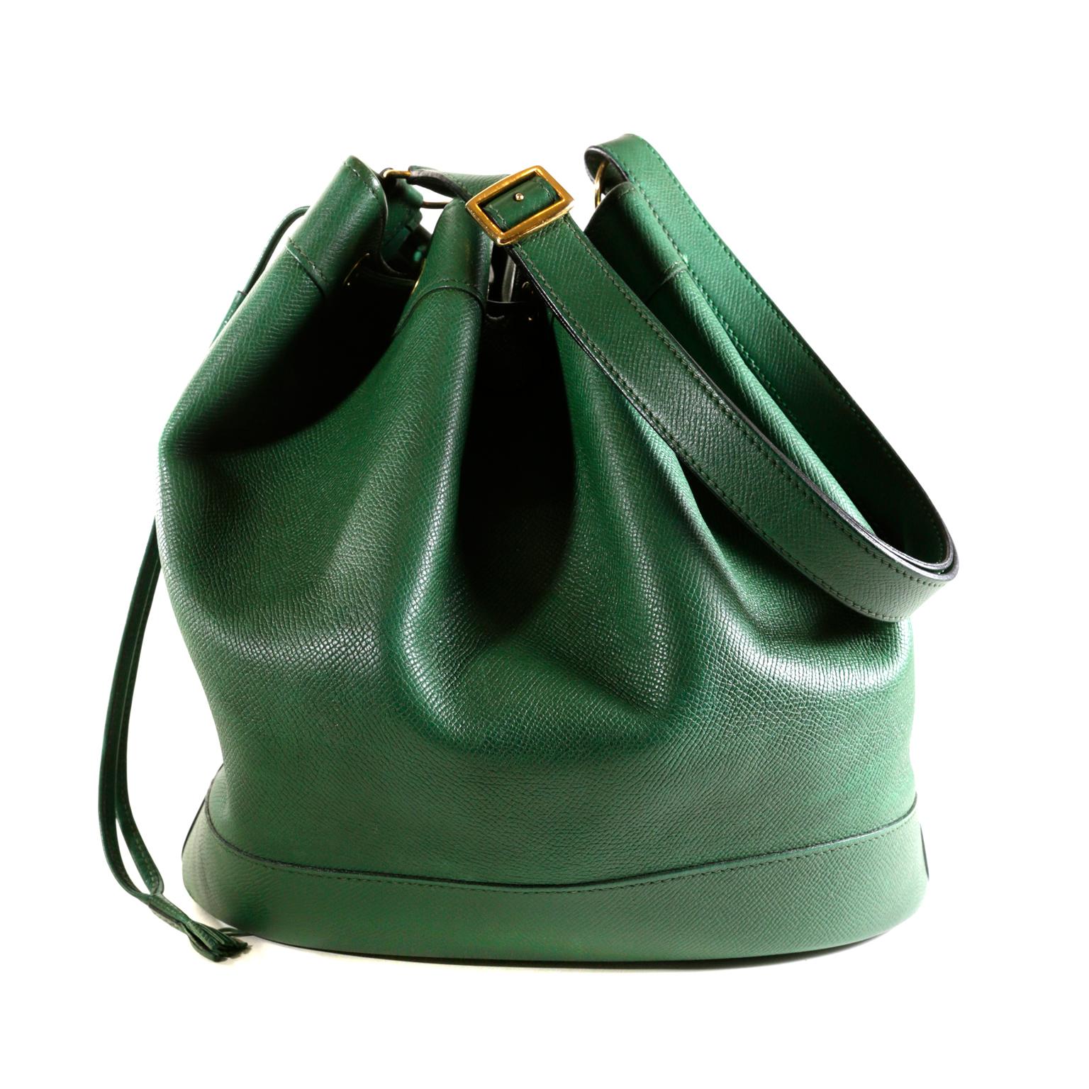 Hermès Bengal Green Epsom Leather Vintage Market Bag - EXCELLENT PLUS Condition
  The classic silhouette is a drawstring bucket bag; perfect for every day enjoyment. 
Deep green textured and durable Epsom leather bucket bag holds everything easily.