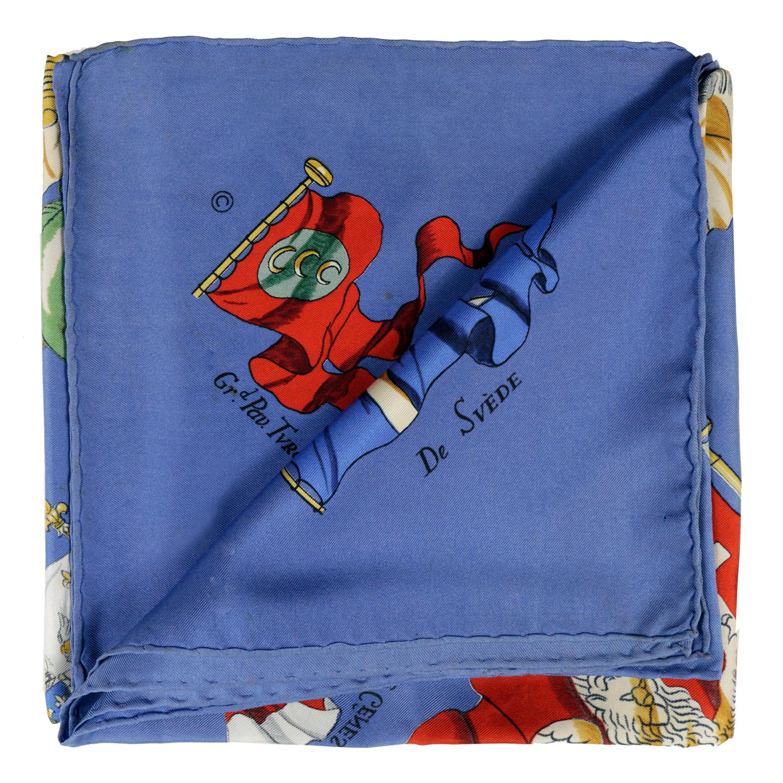 L'écharpe en soie Hermès Pavois Blue 90 cm est en excellent état. 

Conçu par Philippe LeDoux.  Fond bleu avec un motif de drapeau nautique multiculturel.  100% soie.  35