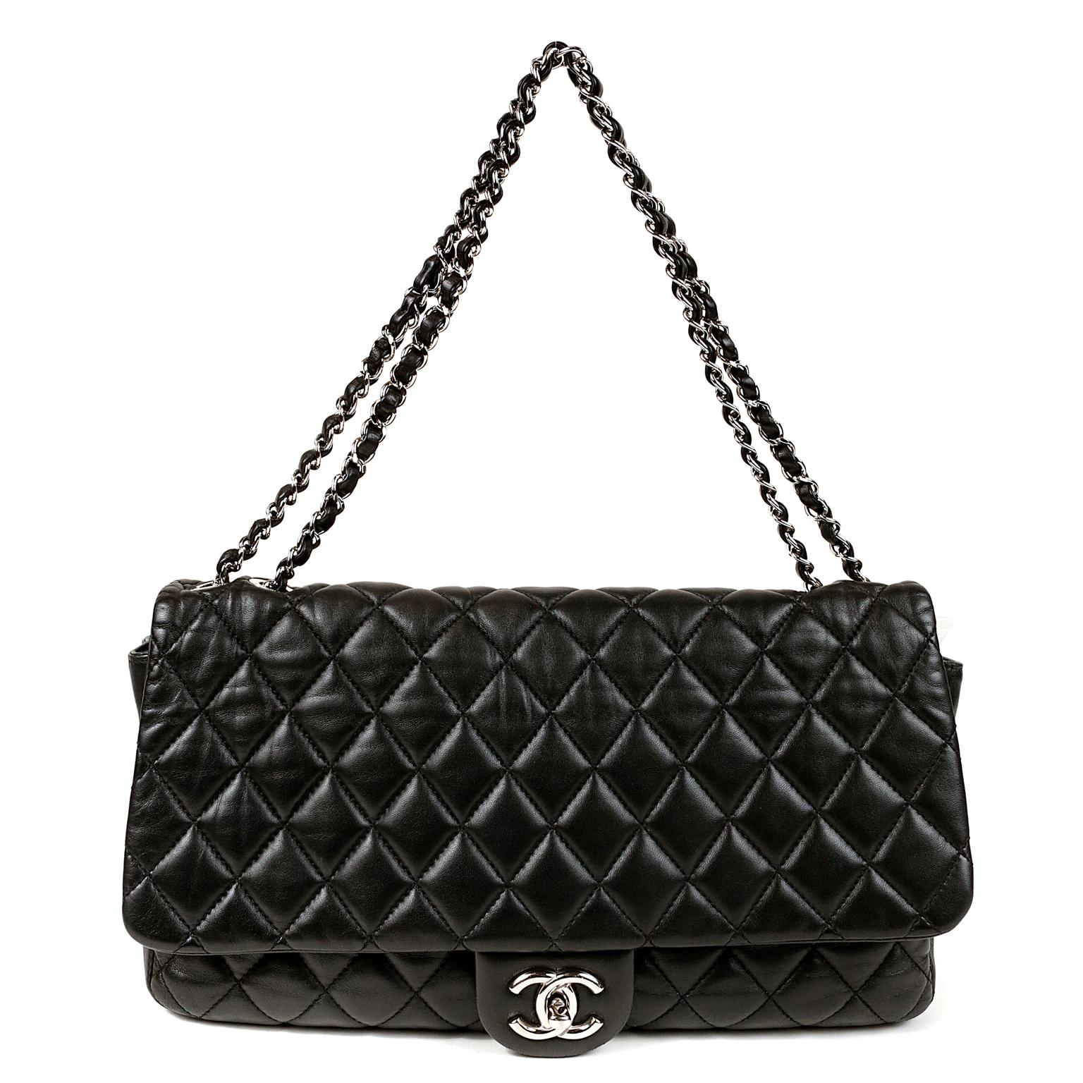 Chanel Black Leather Jumbo Coco Rain Flap Bag- MINT CONDITION
 Aus der Paris Shanghai Collection:: hat diese geniale klassische Klappe einen angebrachten Regenmantel in der hinteren Tasche versteckt.  
Schwarzes Leder ist mit dem für Chanel