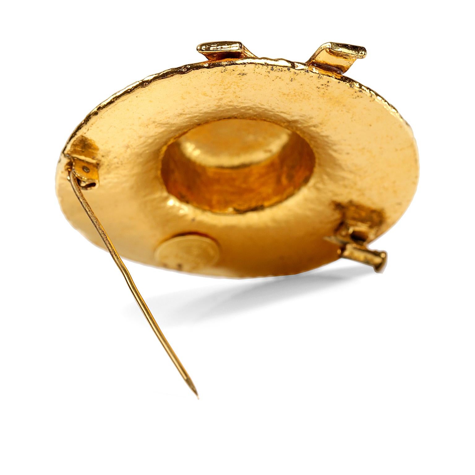Chanel Gold Vintage Hat Pin is in excellent condition.  A charming whimsical piece for any collection. 

Gold tone straw hat with large bow.  Secures with a straight pin on the rear.  Made in France.  Approximately two inches.

A509
