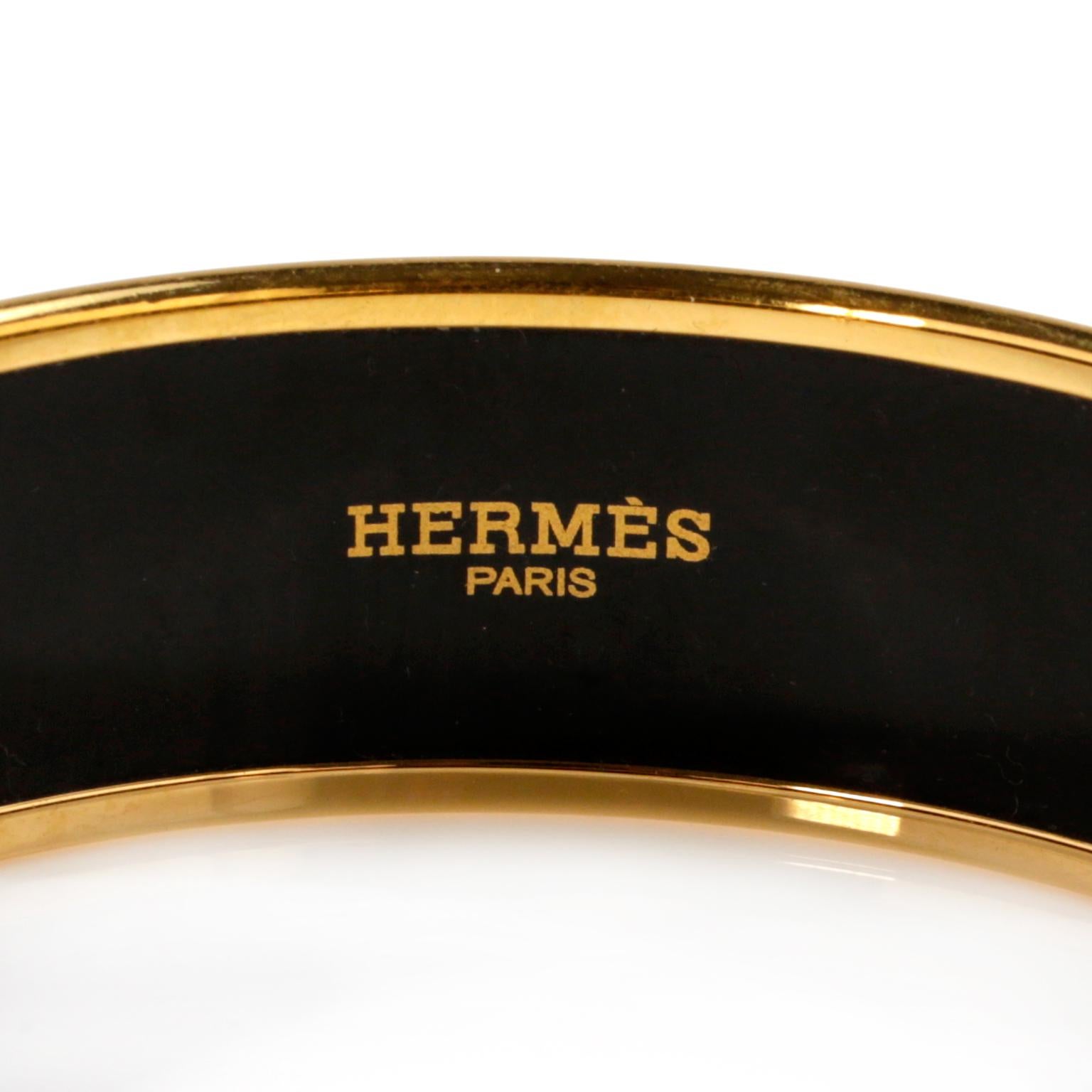 Bracciale Tohu Bohu in smalto lavanda di Hermès - ottime condizioni.  
Bordi placcati in oro e design stravagante di lettere e numeri.  Produzione 2010, made in France. 
A517
