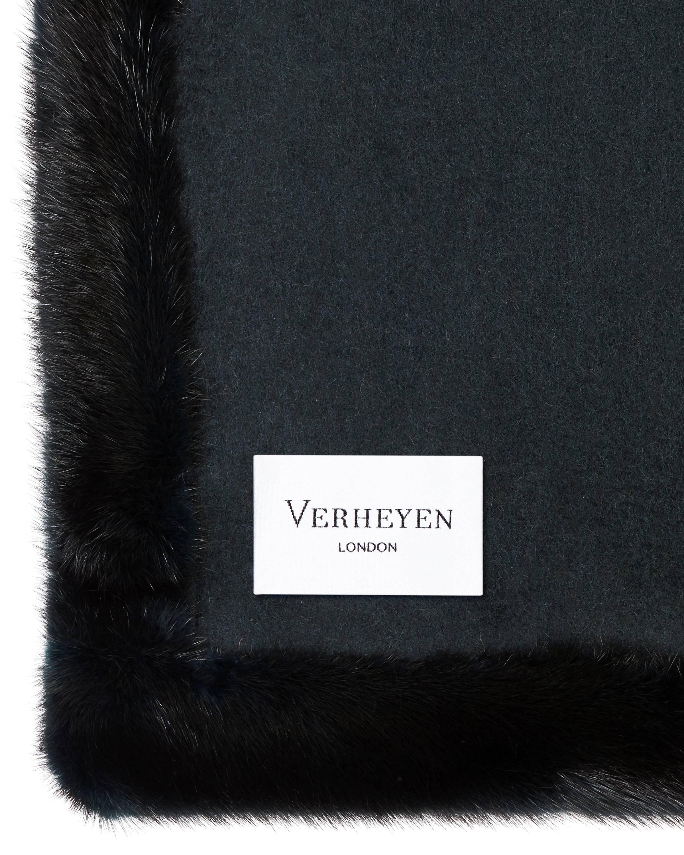 Verheyen London Limited Edition Cashmere Mink Fur Trimmed Black Teal Shawl  für Damen oder Herren