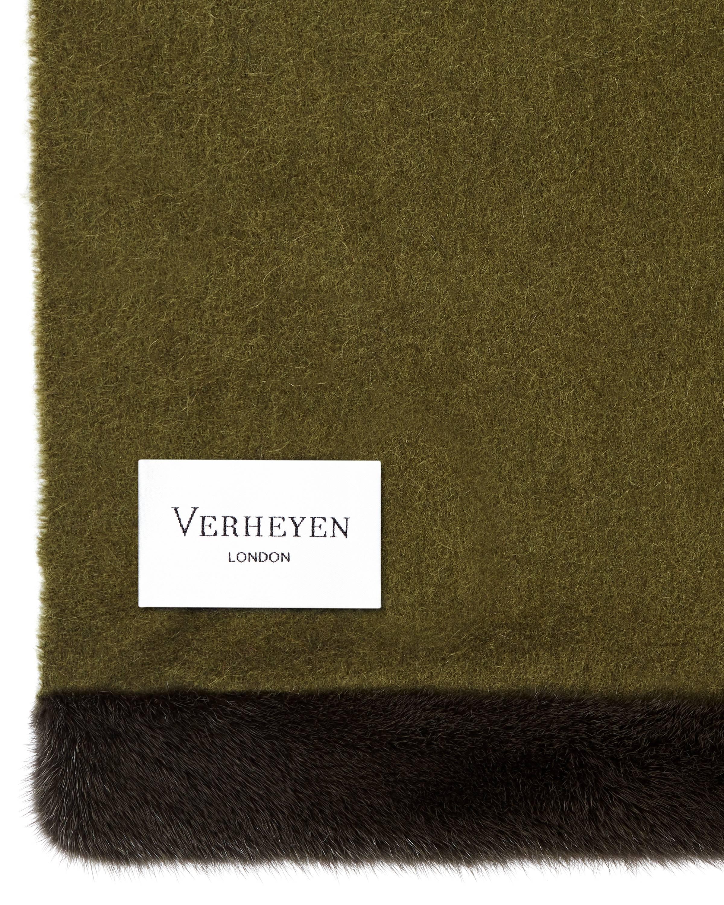 Dieser Schal von Verheyen London ist aus feinstem schottischem gewebtem Kaschmir gesponnen und mit feinstem gefärbtem Nerz veredelt. Seine Wärme umhüllt Sie mit Luxus:: perfekt für Reisen und Komfort:: wo immer Sie sind. 

PRODUKTDETAILS
Verheyen