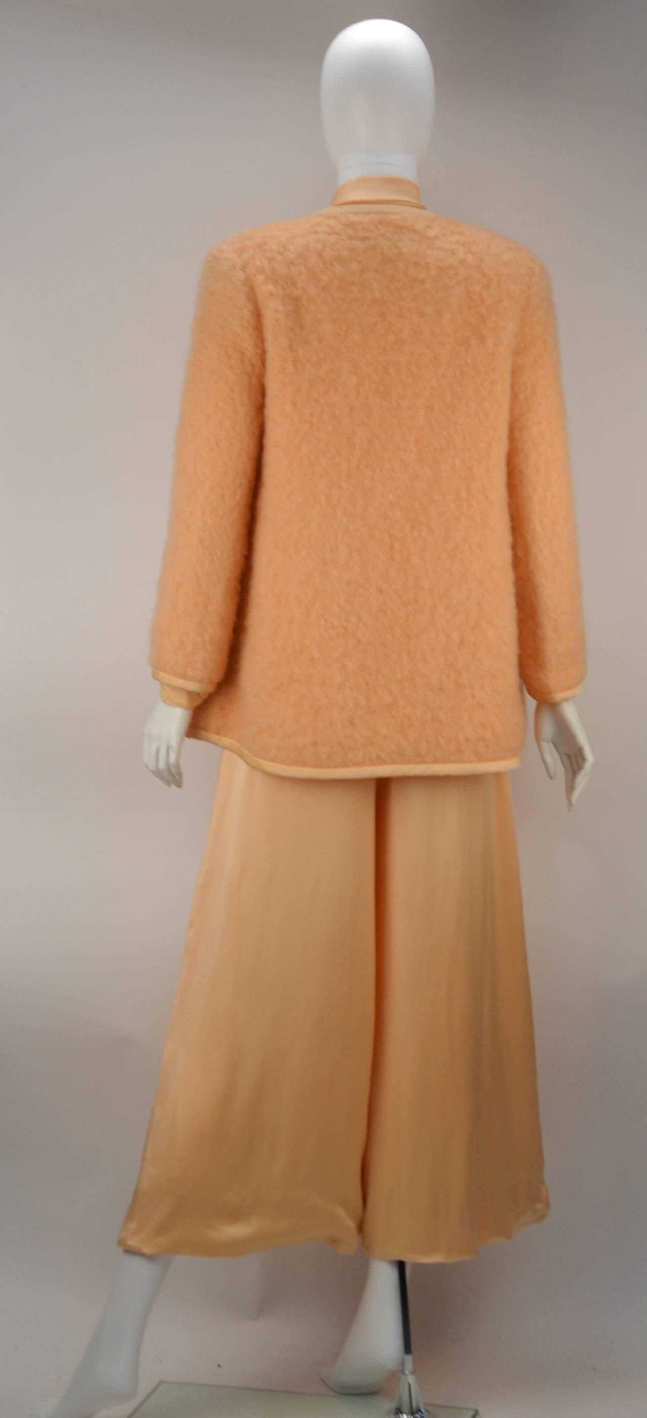 1970s Bill Tice Peach Ensemble In Excellent Condition For Sale In Houston, TX