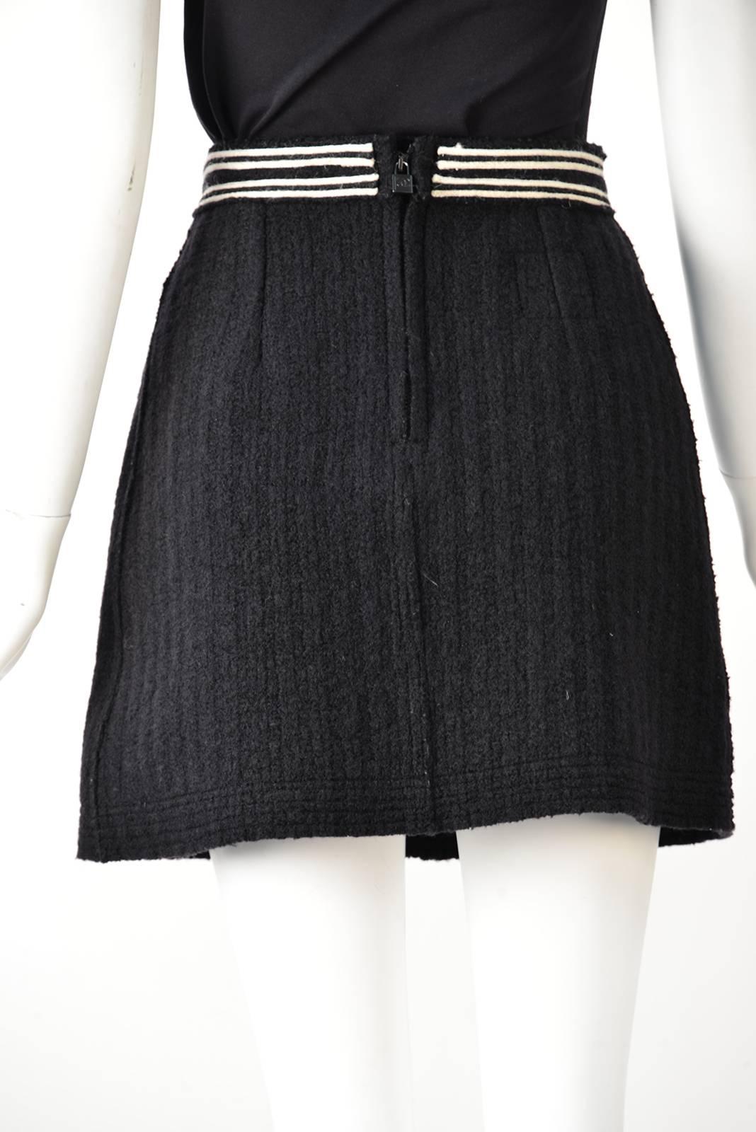 Nero Mini gonna Chanel anni 2000 in lana bianca e nera