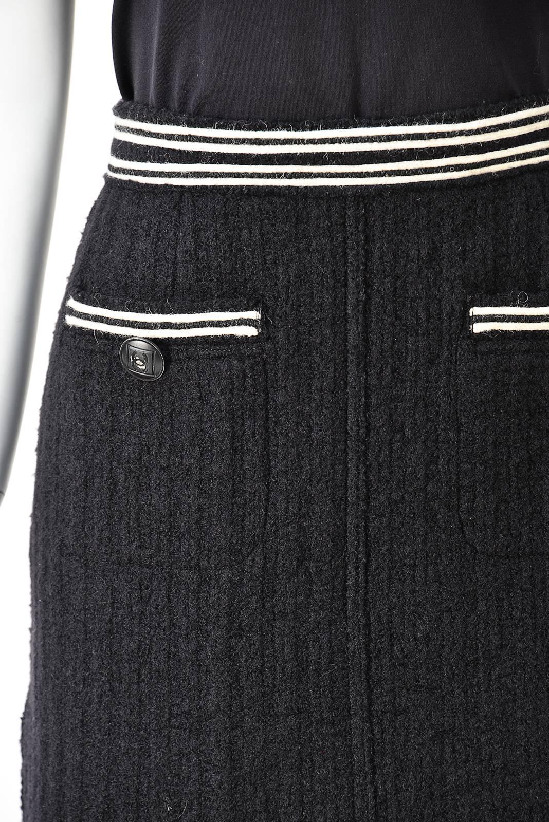 Uomo Mini gonna Chanel anni 2000 in lana bianca e nera