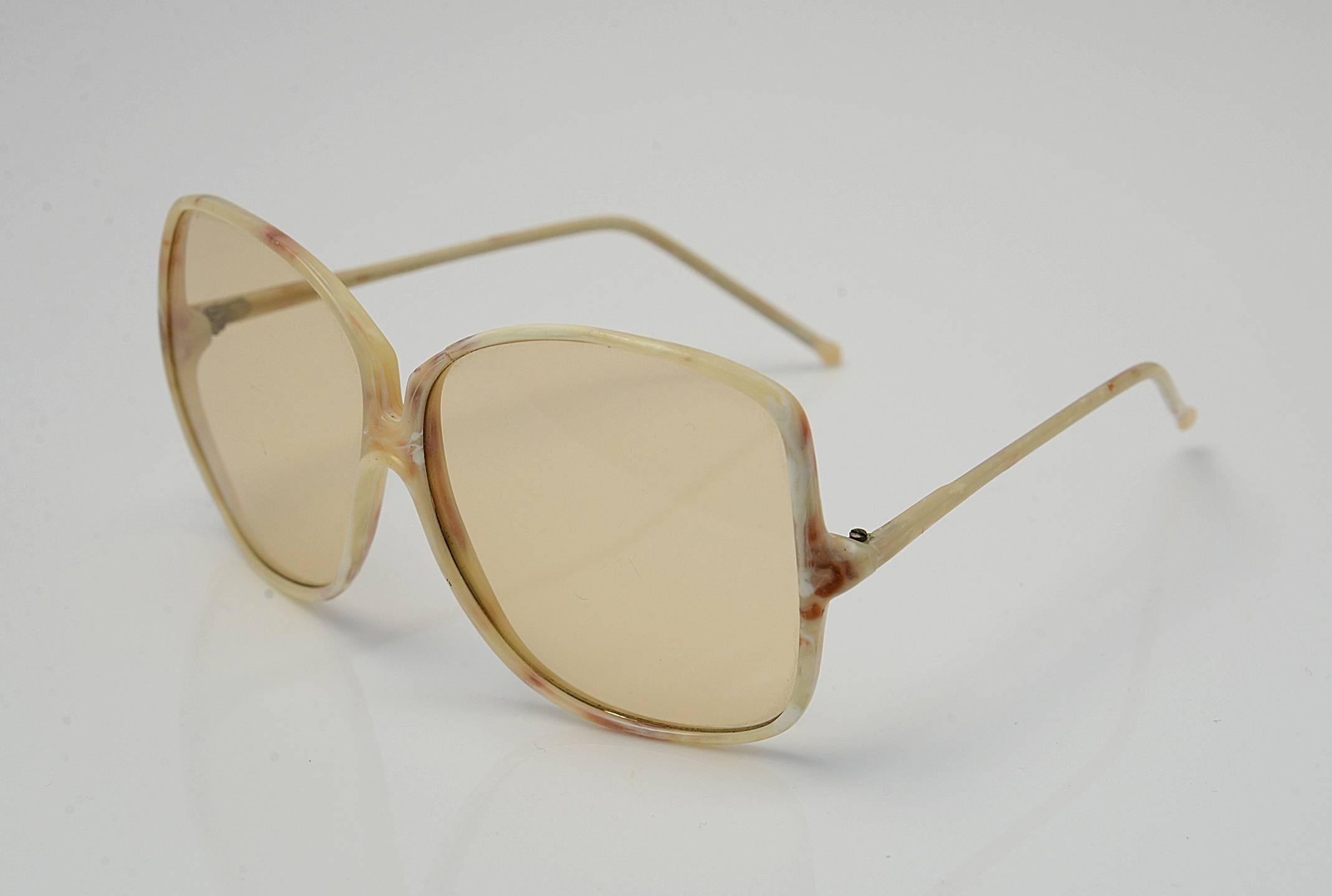 Fabulously large cream sunglasses from the 1970s made by Piave. Glasses have a marbled look, as the cream mixes with a wonderful brown. These sunglasses are the perfect pair to transform your outfit into that ultimate 1970s look. Glasses have a