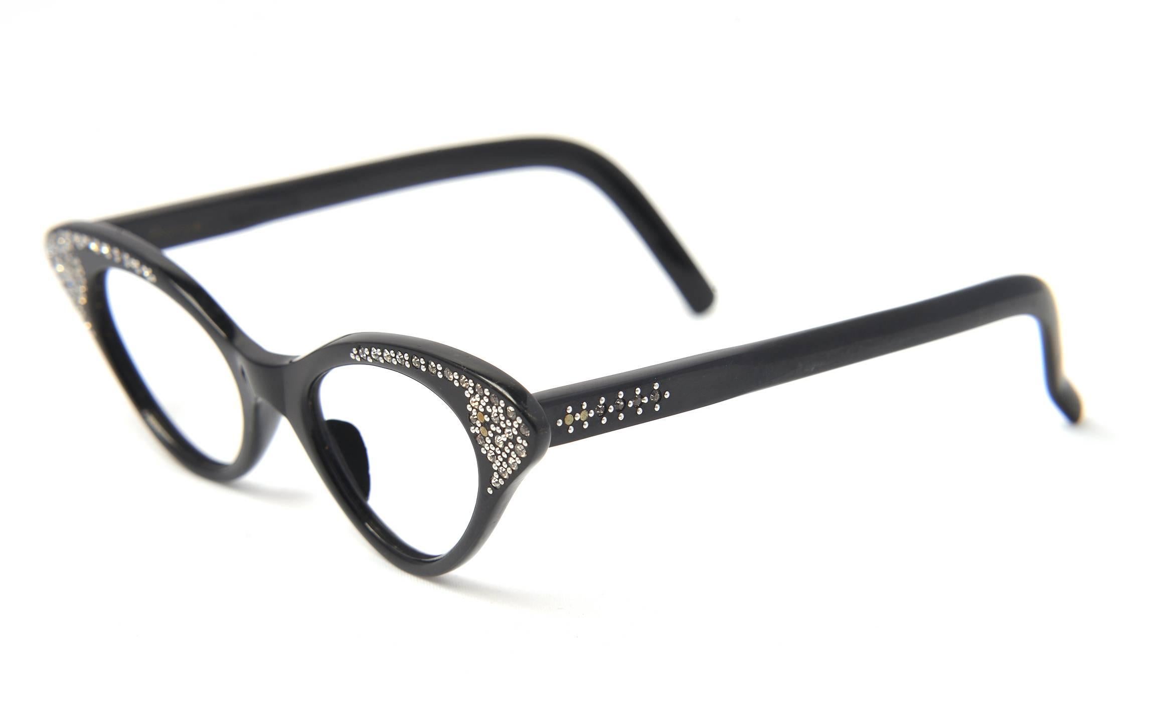 
Fantastic vintage cat eye frames with sliver rhinestones and rivets. The rivets give a silver accent throughout frame. The rhinestones and rivets run along the edge of the cat eyes frame.  Frames are made in France. No lenses, frames only.

Be