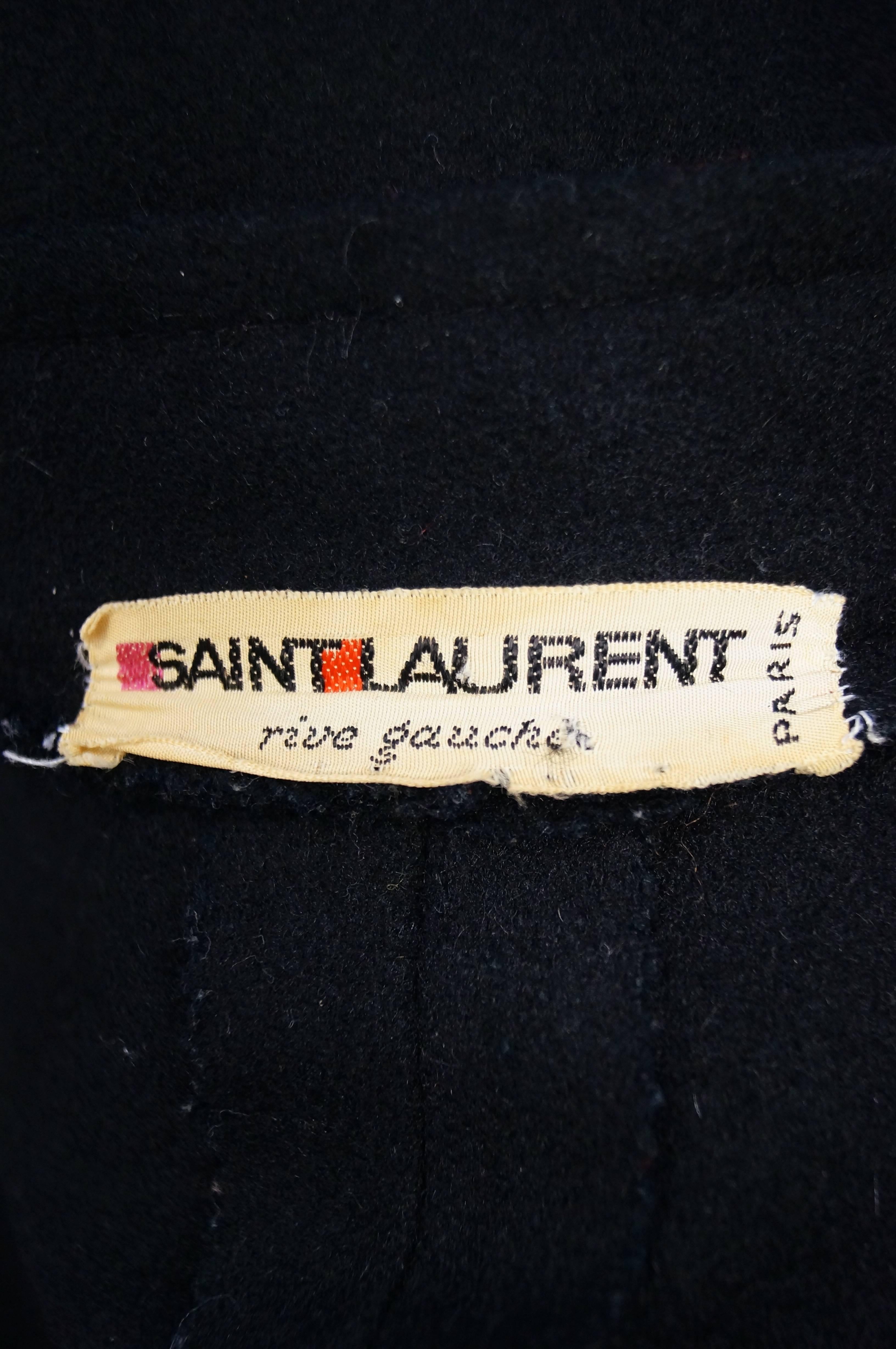 1970er Jahre Yves Saint Laurent Schwarzer Wollumhang mit Mandarinkragen im Angebot 1