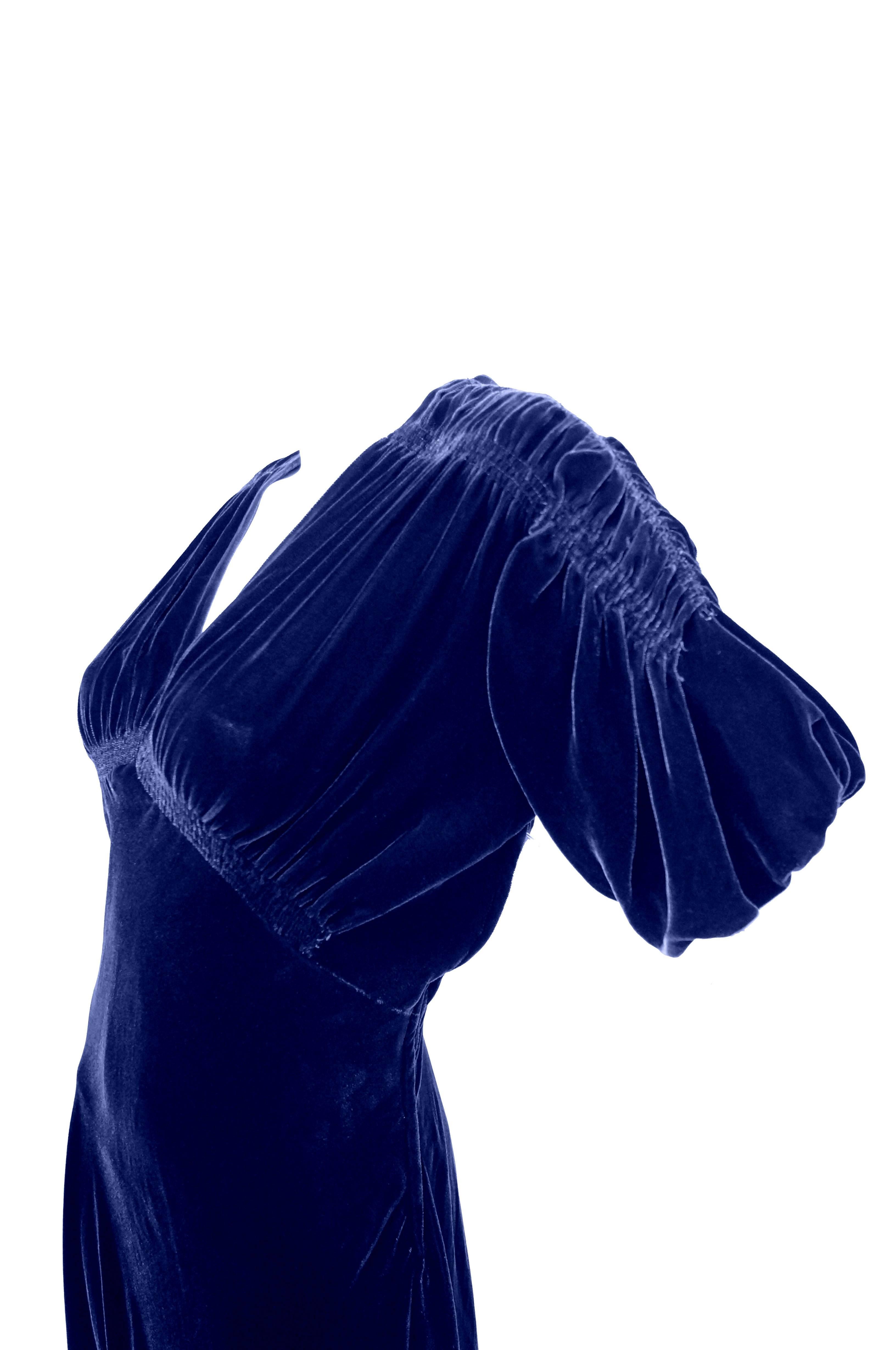 1930s Bias Cut Deep Cobalt Velvet Abendkleid im Zustand „Hervorragend“ in Houston, TX