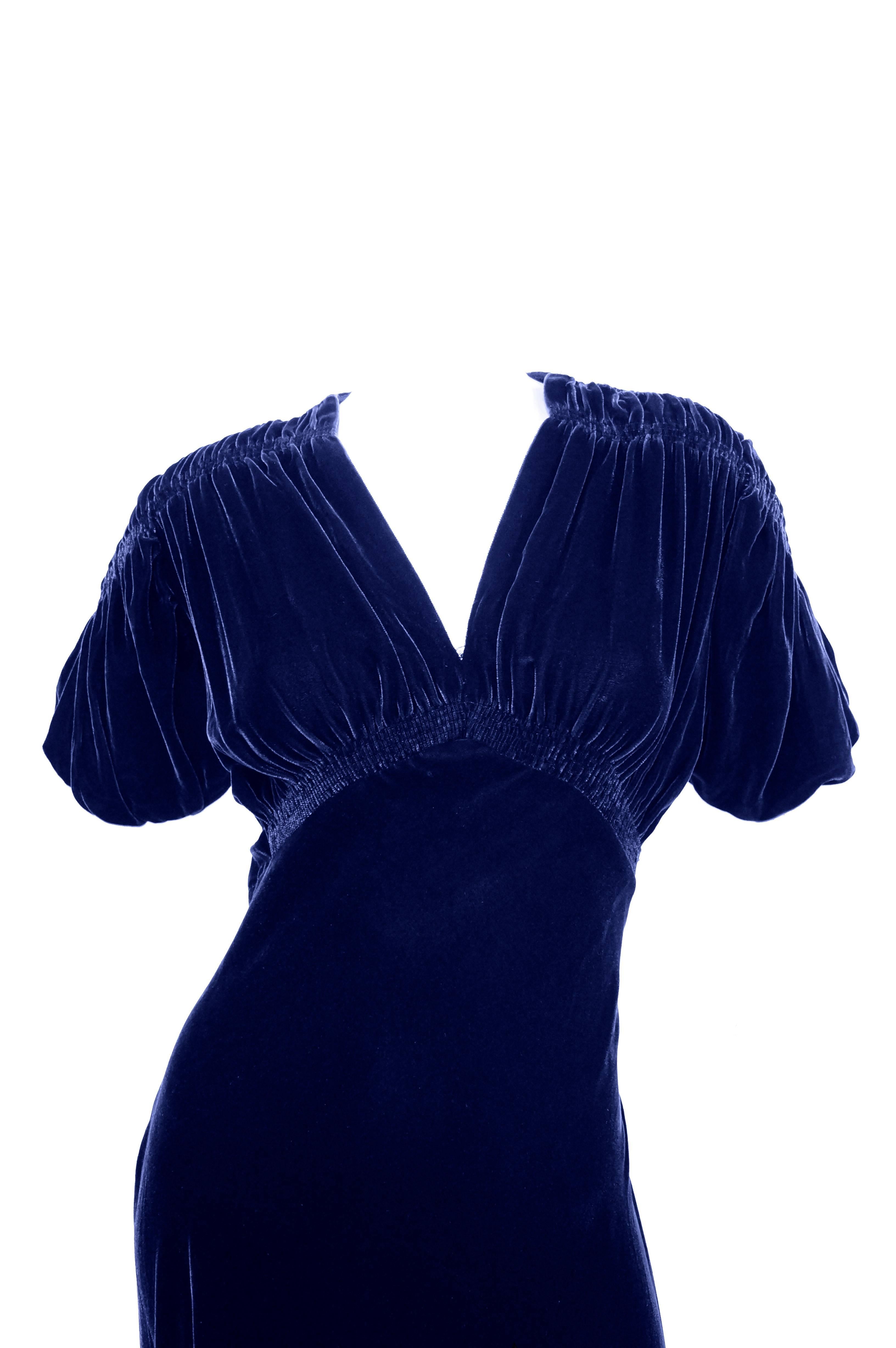 Exquisites Abendkleid aus kobaltblauem Samt:: das an die eleganten Abendkleider erinnert:: die Jean Harlow zu tragen pflegte. Das Kleid hat eine Empire-Taille mit V-Ausschnitt:: gerüschte Schultern:: die eine leicht gefaltete Büste verursachen:: und