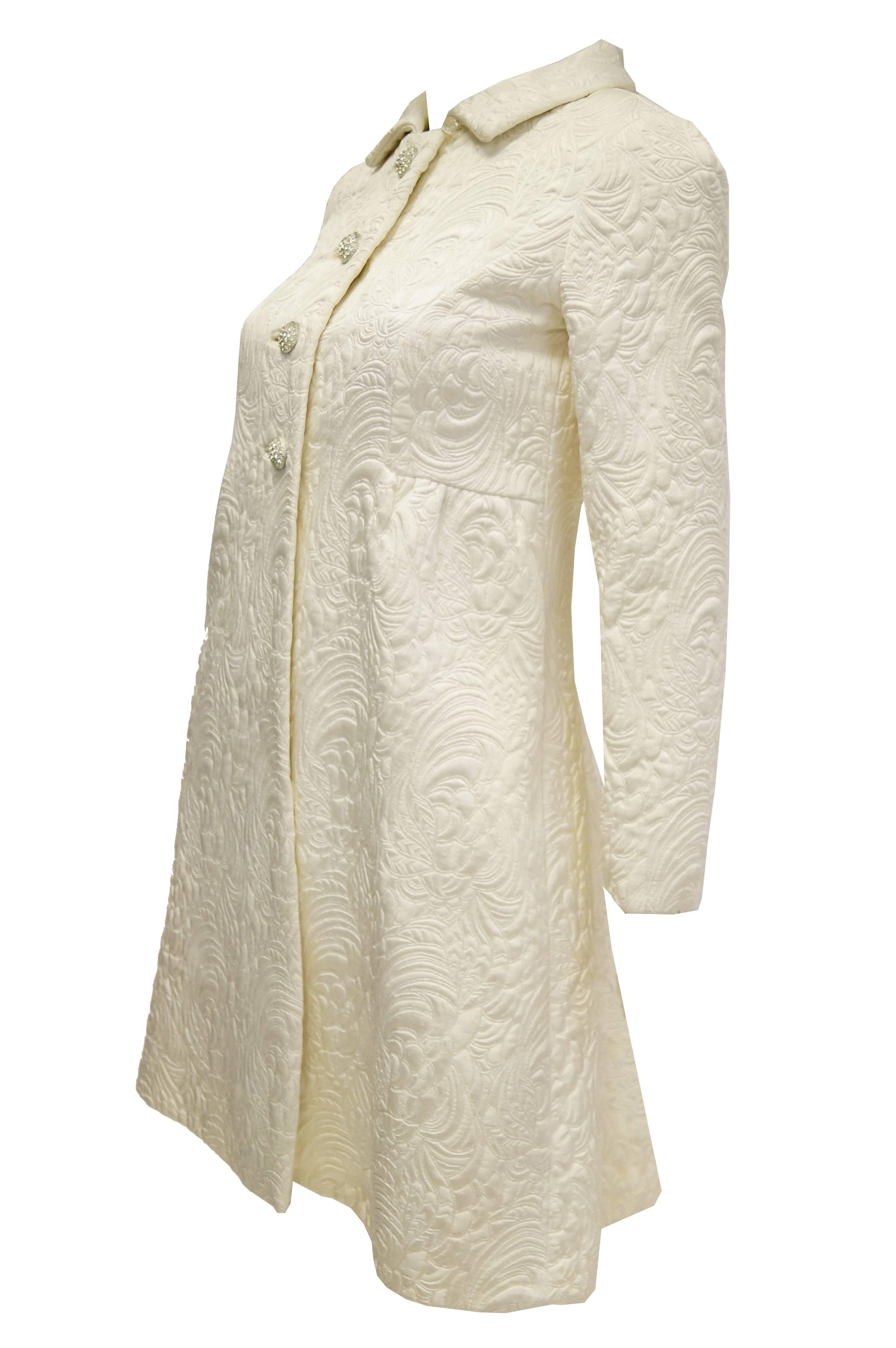 Beige Sublime cappotto anni '60 in broccato trapuntato avorio con bottoni di strass