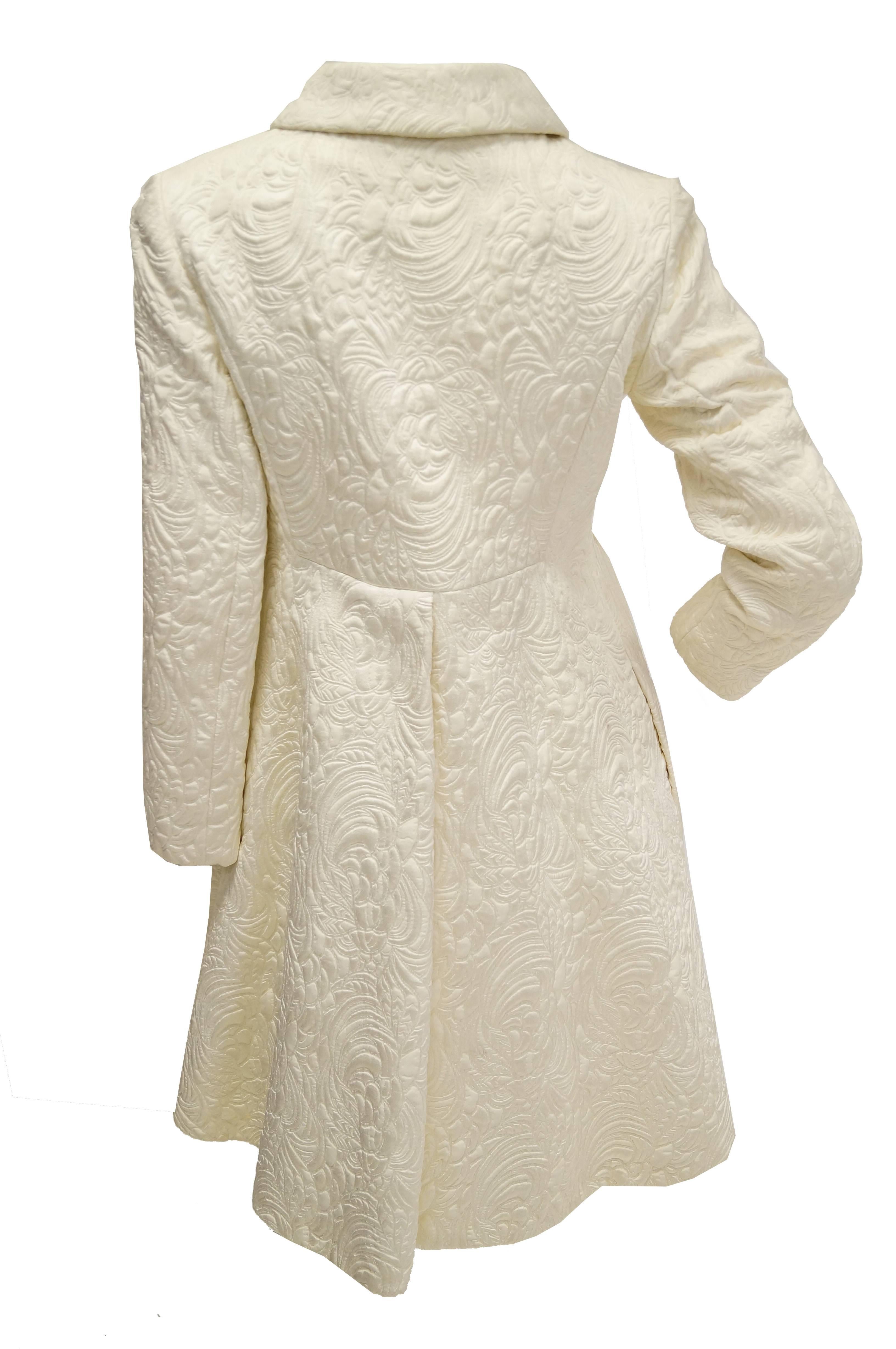 Sublime cappotto anni '60 in broccato trapuntato avorio con bottoni di strass In condizioni ottime a Houston, TX
