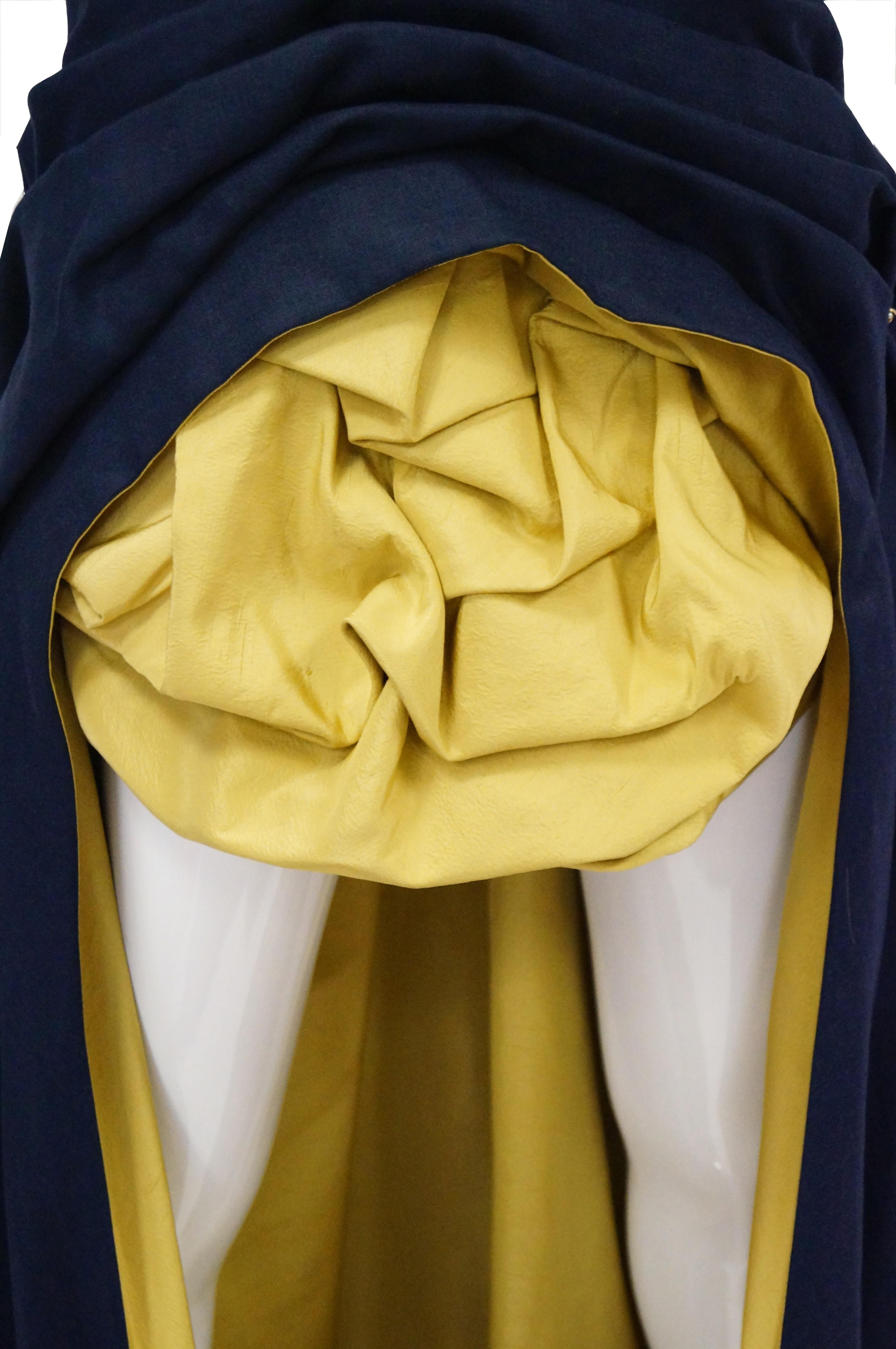 1991 Christian Lacroix Couture Shantung-Abendkleid aus marineblauem Leinen und goldener Seide 32 Damen im Angebot