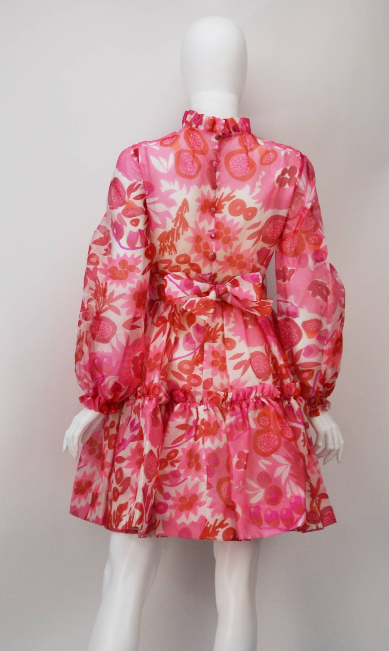 Dieses lustige und fantastische Kleid aus den 1960er Jahren ist eines der besten Werke von Parnis. (Es lohnt sich, das Kleid in natura zu sehen, denn die Bilder werden dem Kleid nicht gerecht) Die Mitarbeiter von Mrs.Couture streiten sich darüber,
