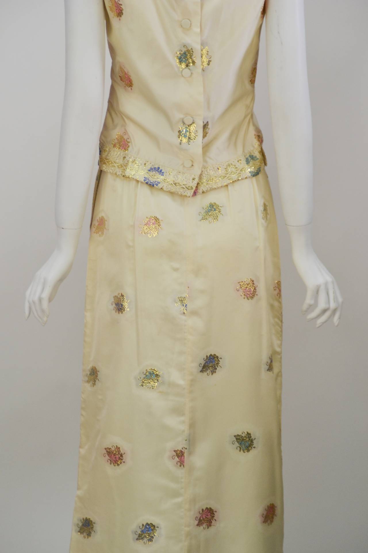 1960s Asian Inspired Silk and Gold Motif Ensemble In Excellent Condition For Sale In Houston, TX