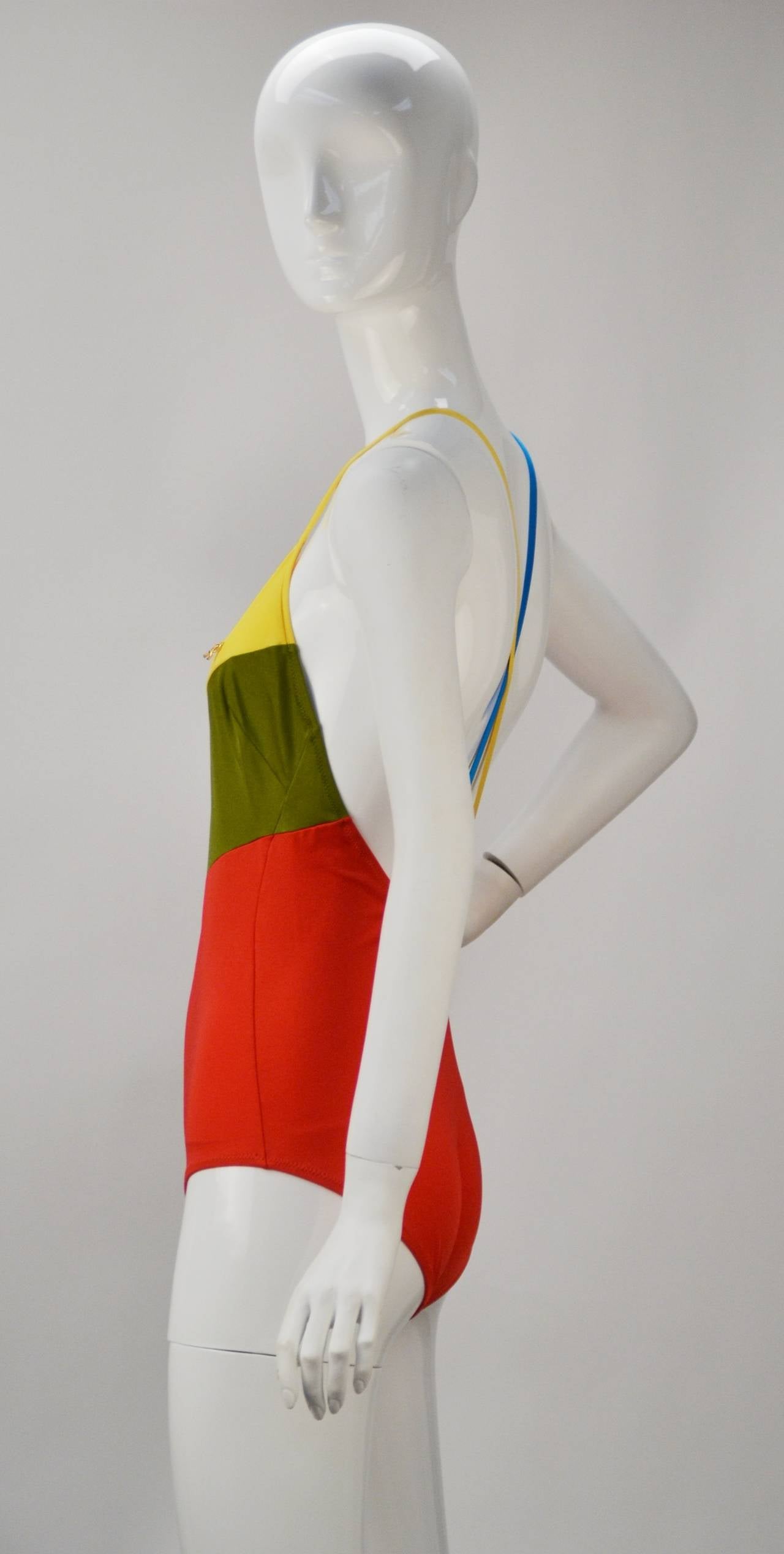 This fabulous unworn and NWOT Roberta di Camerino multi-color swimsuit will give you unbelievable style and comfort at your beach getaway!  With a v-neckline and criss-cross straps at back this beauty fastens via gold tone metal hooks. placed at