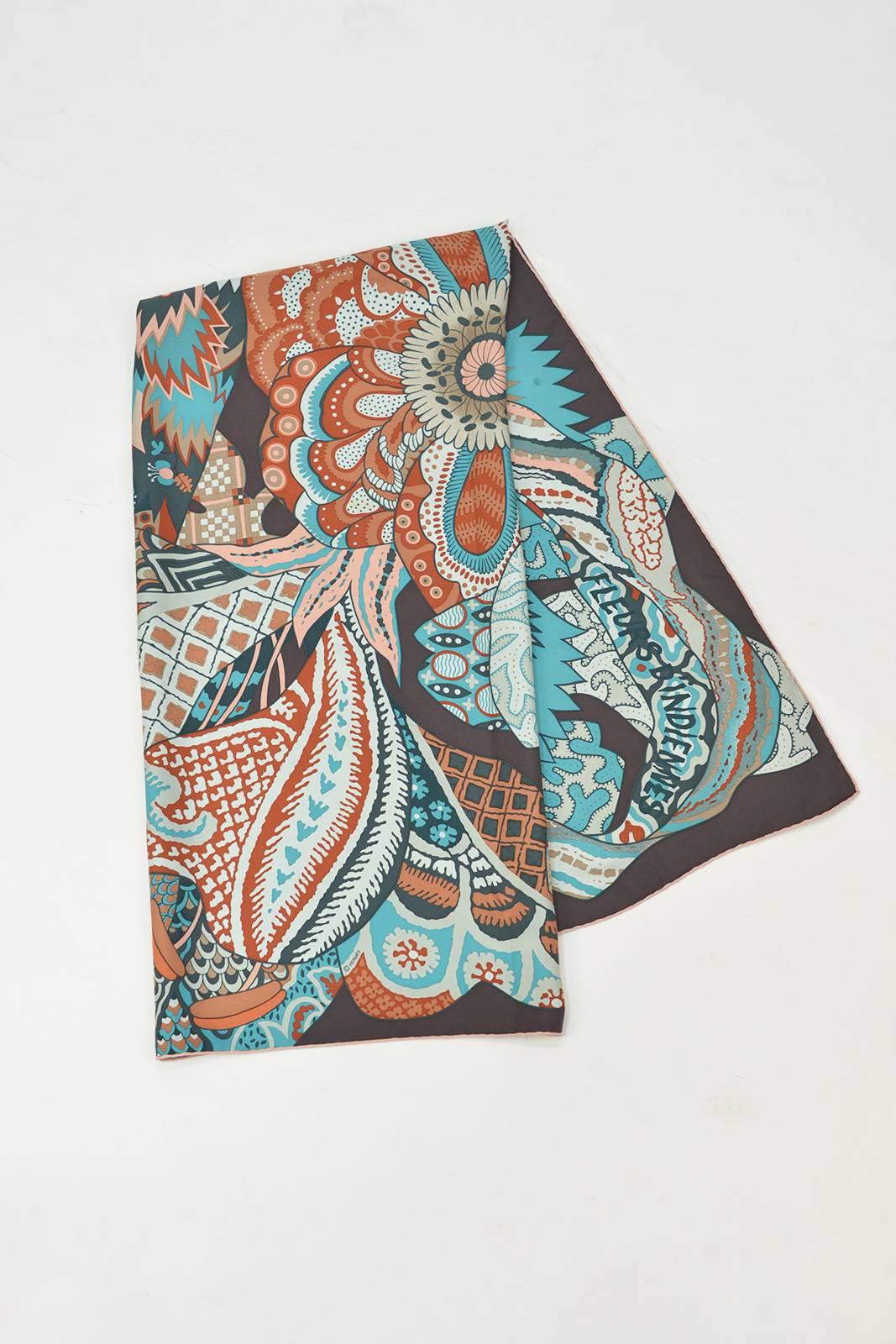 Der begehrte Fleurs d'Indiennes Seidenschal wurde von Aline Honoré entworfen und 2011 von Hermes herausgegeben.  Das Motiv wurde von den Baumwollstoffen inspiriert, die im späten 16. Jahrhundert aus Indien gebracht wurden. Auf diesem Schal sind