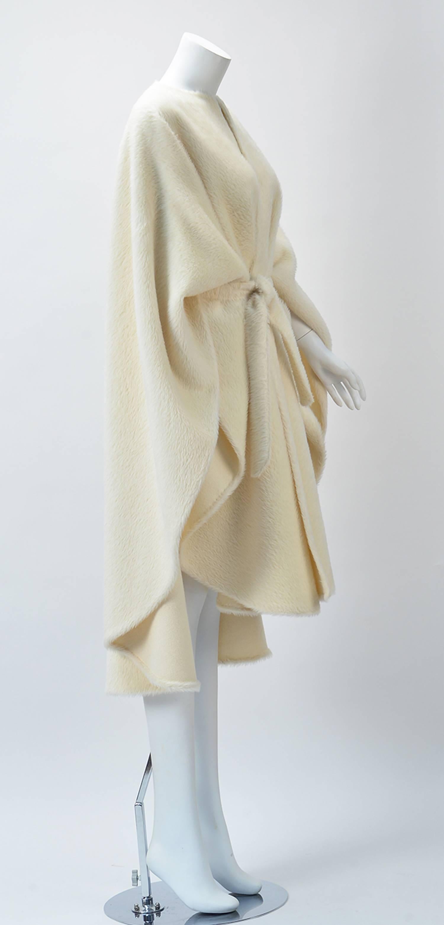 1980er Altuna Agnona Alpaka Weißer Mantel mit Gürtel (Beige)