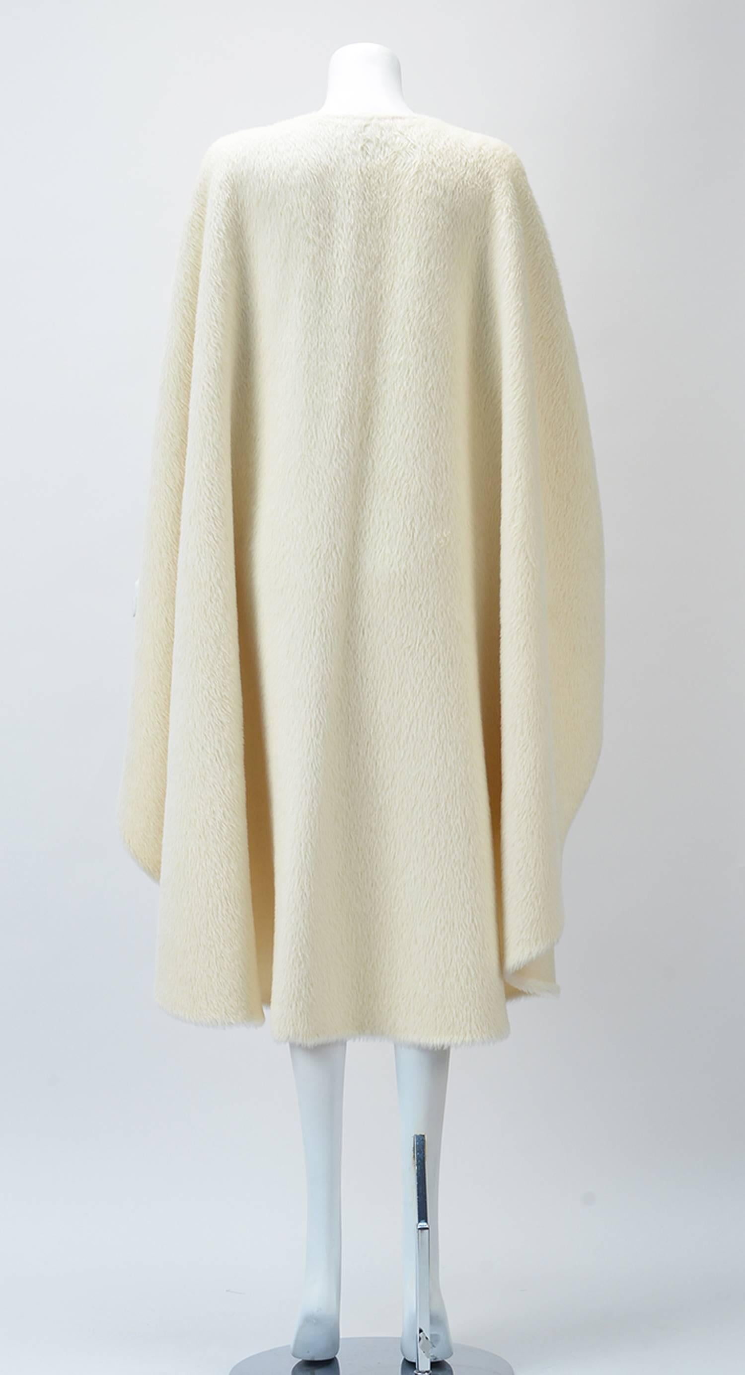 Schöner und luxuriöser Wintermantel aus weißem Alpaka von Agnona aus den 1980er Jahren mit doppeltem Gesicht. In einem perfekten Winterweiß.  

Dieser Umhang ist wunderbar warm und kuschelig und wurde von Agnona in Italien hergestellt:: einem