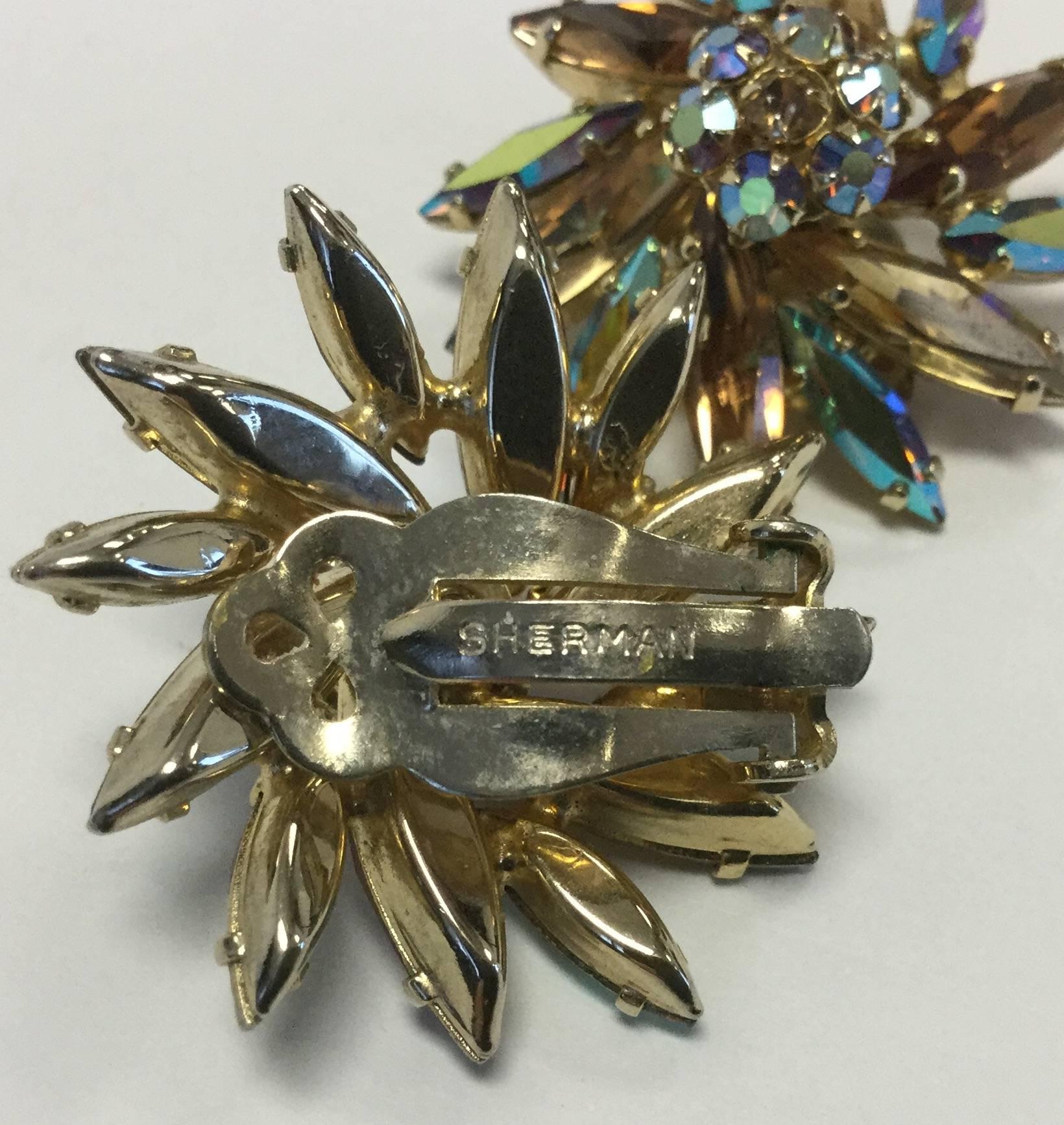 Signed 1950s Sherman Aurora Borealis Coated Brooch and Earring In Excellent Condition For Sale In Houston, TX