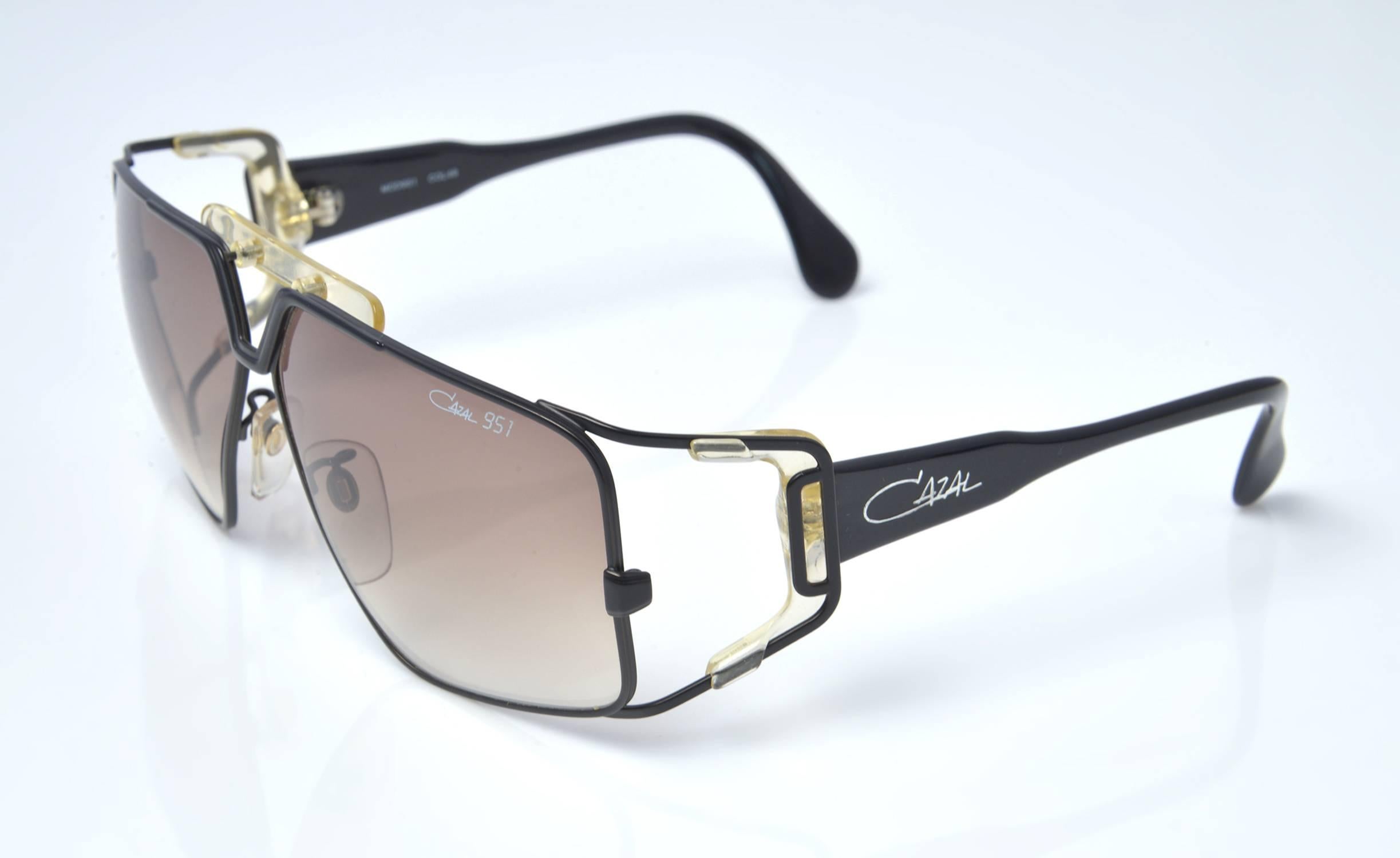 Die seltene Cazal Sport Design 951 Unisex-Sonnenbrille aus den 1980er Jahren mit schwarzem Rahmen, Hartschalenetui und Sportarmband ist ein absolutes Sammlerstück und absolut tragbar. Die Rahmen wurden von dem berühmten Designer Cari Zalloni