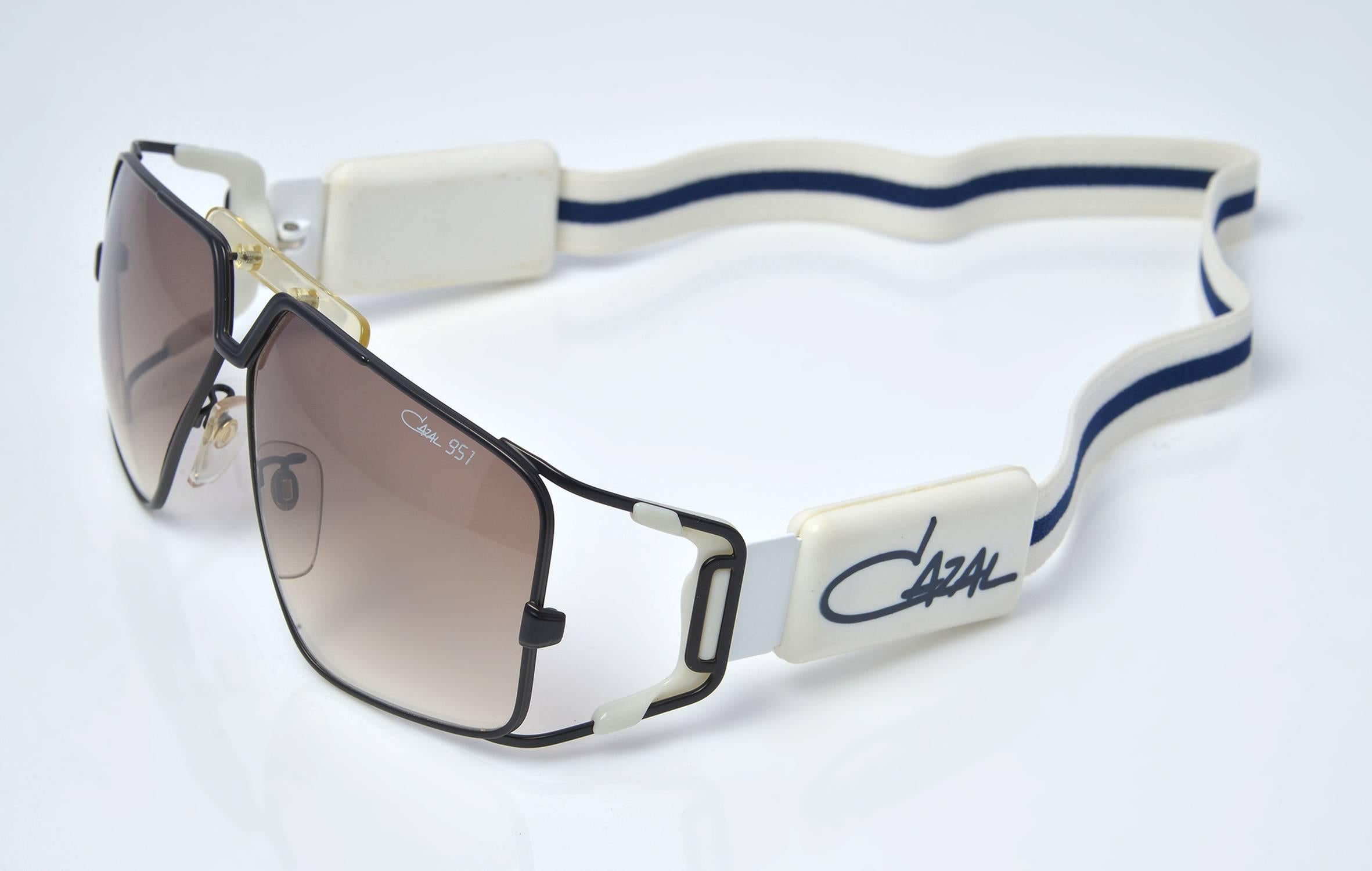 1980er Jahre Ungetragene Stock Cazal Schwarze Sport-Sonnenbrille mit Etui und Trägern für Damen oder Herren