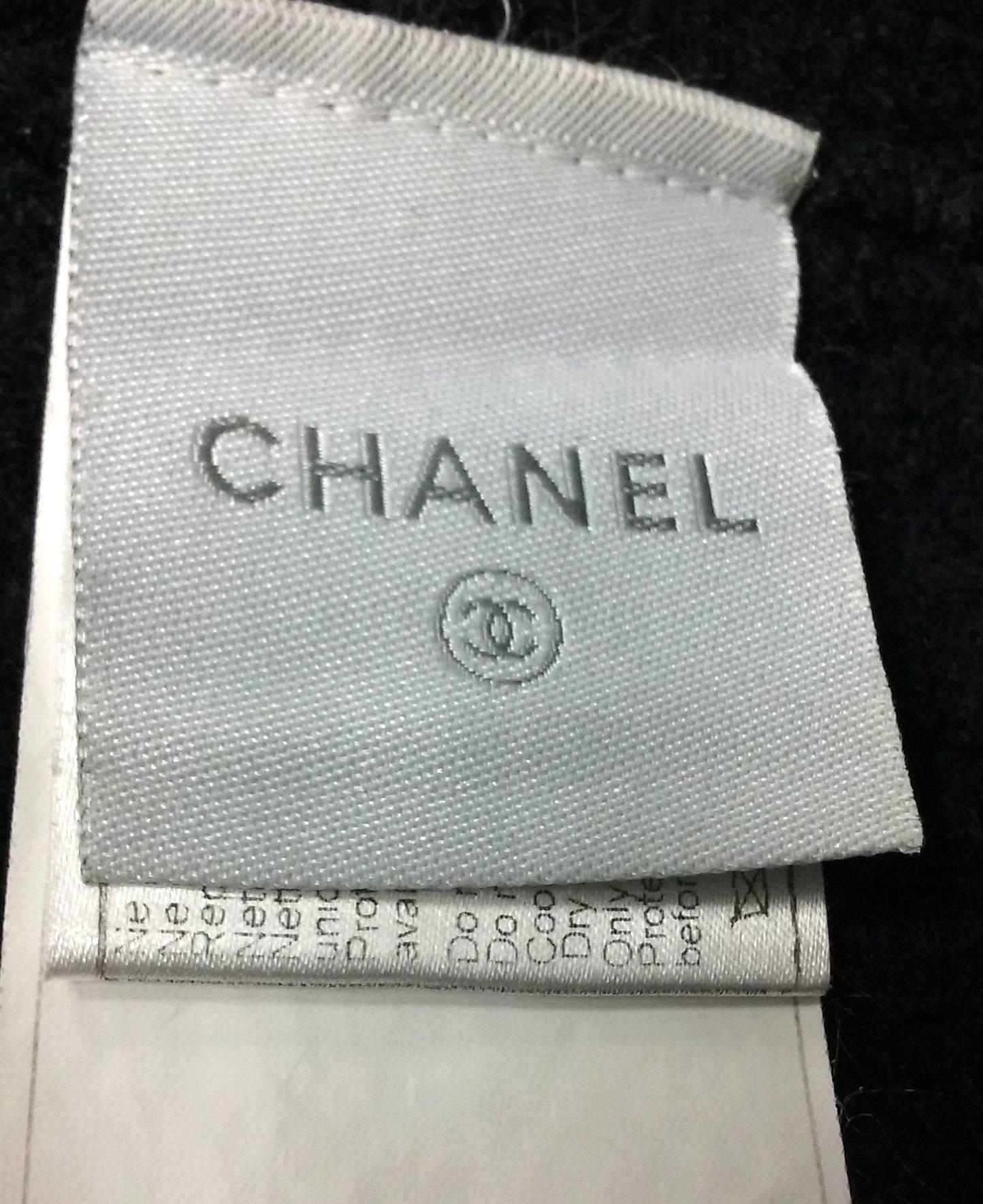 Mini gonna Chanel anni 2000 in lana bianca e nera 5