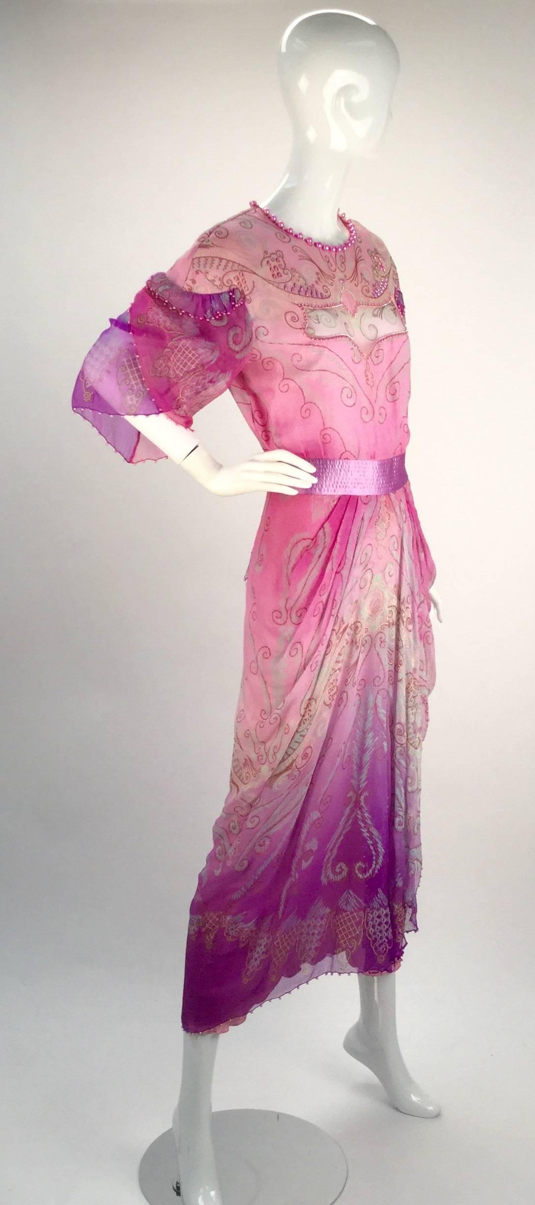 Brilliantly designed and silk screened in the 1970s, comes Zandra Rhodes multicolor pink evening gown. Delicate and beautiful.

We are amazed by how she does it by using both her referential genius and her love of textile and paint.  

The