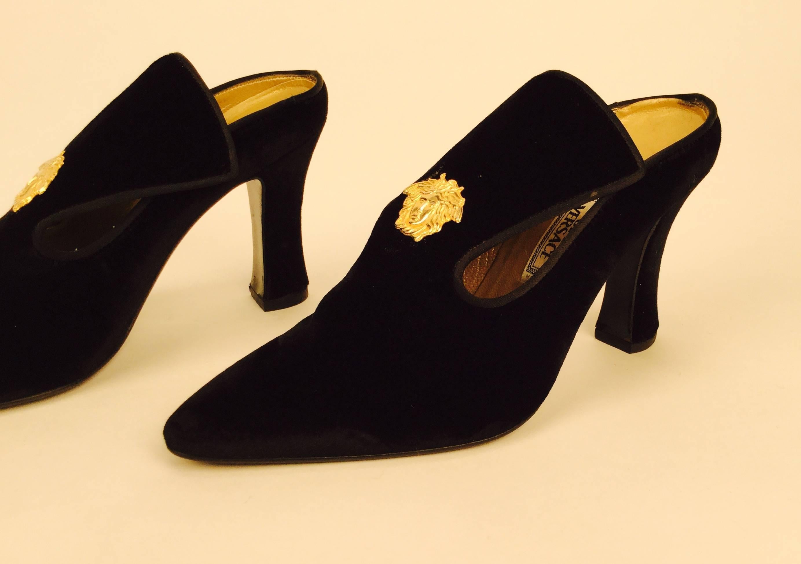 Highly coveted this early Gianni Versace high cut velvet mules from the 1980s with a curved heel is exceptionally designed and wonderfully constructed.

Inspired by the Eighteenth century, these shoes have an antique silhouette with a slightly