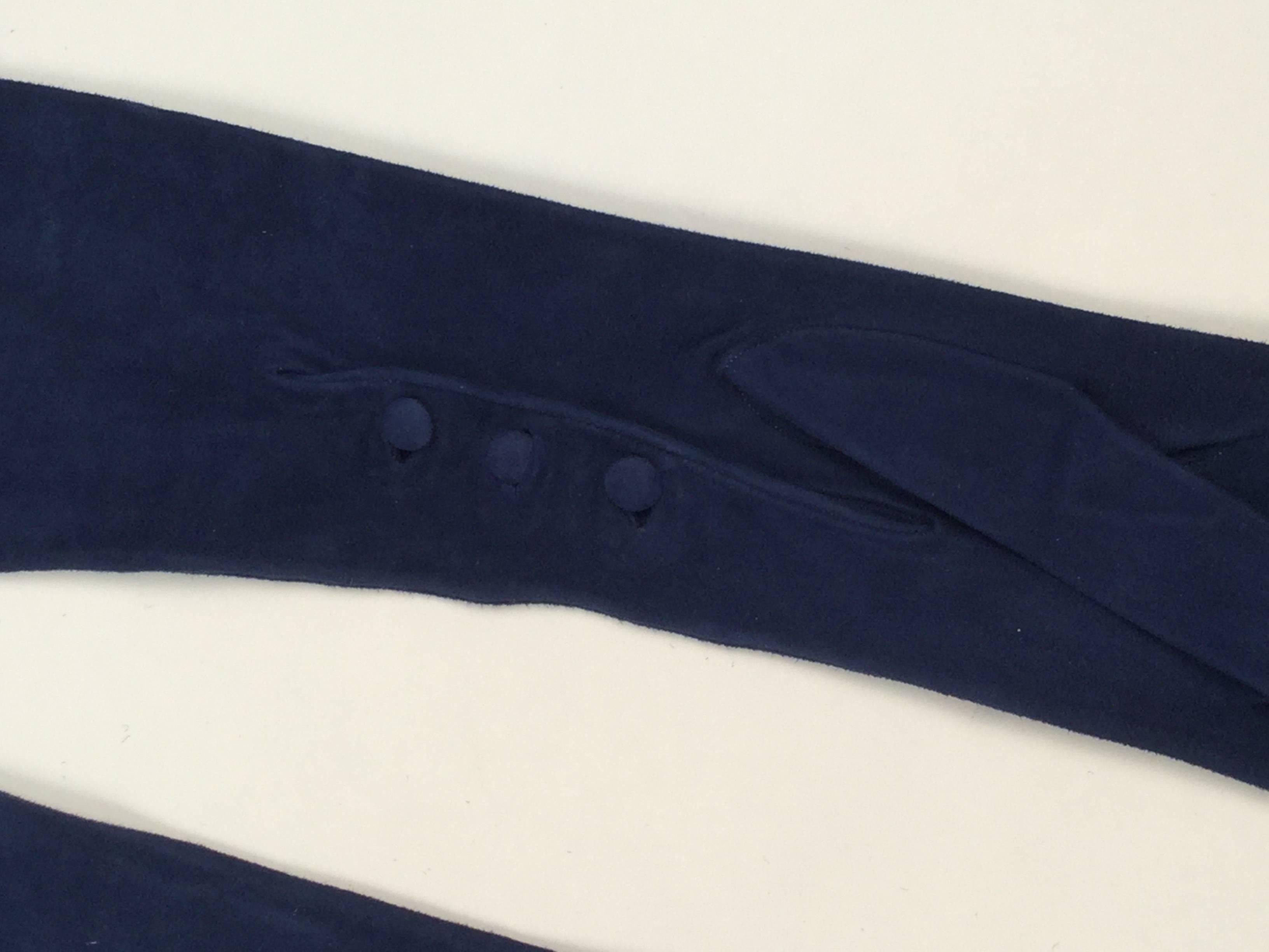Unworn Christian Dior Parisian blue suede opera gloves. Three suede covered buttons at the wrist. Slight gathering and elastic at the hem. 

Marked Size 6 1/2, Small
Length 23.5 inches

*All garments and accessories have been professionally