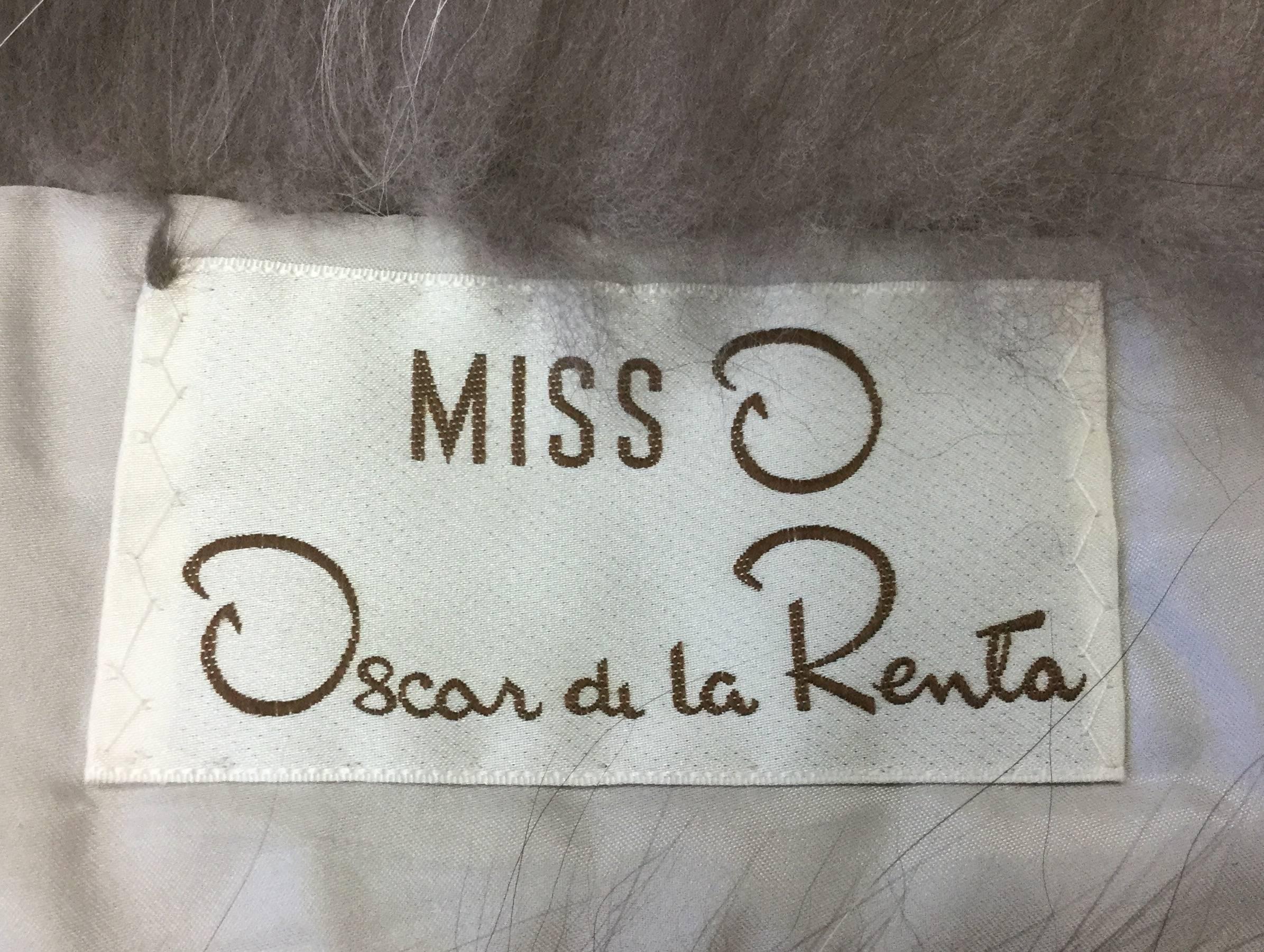 Exquisite  Miss "O", Oscar de la Renta Silver fox large fling. This large fling is made up of Silver fox with four tails at the ends. In excellent condition, this flingl consists of two pelts connected at one end with five smaller fur