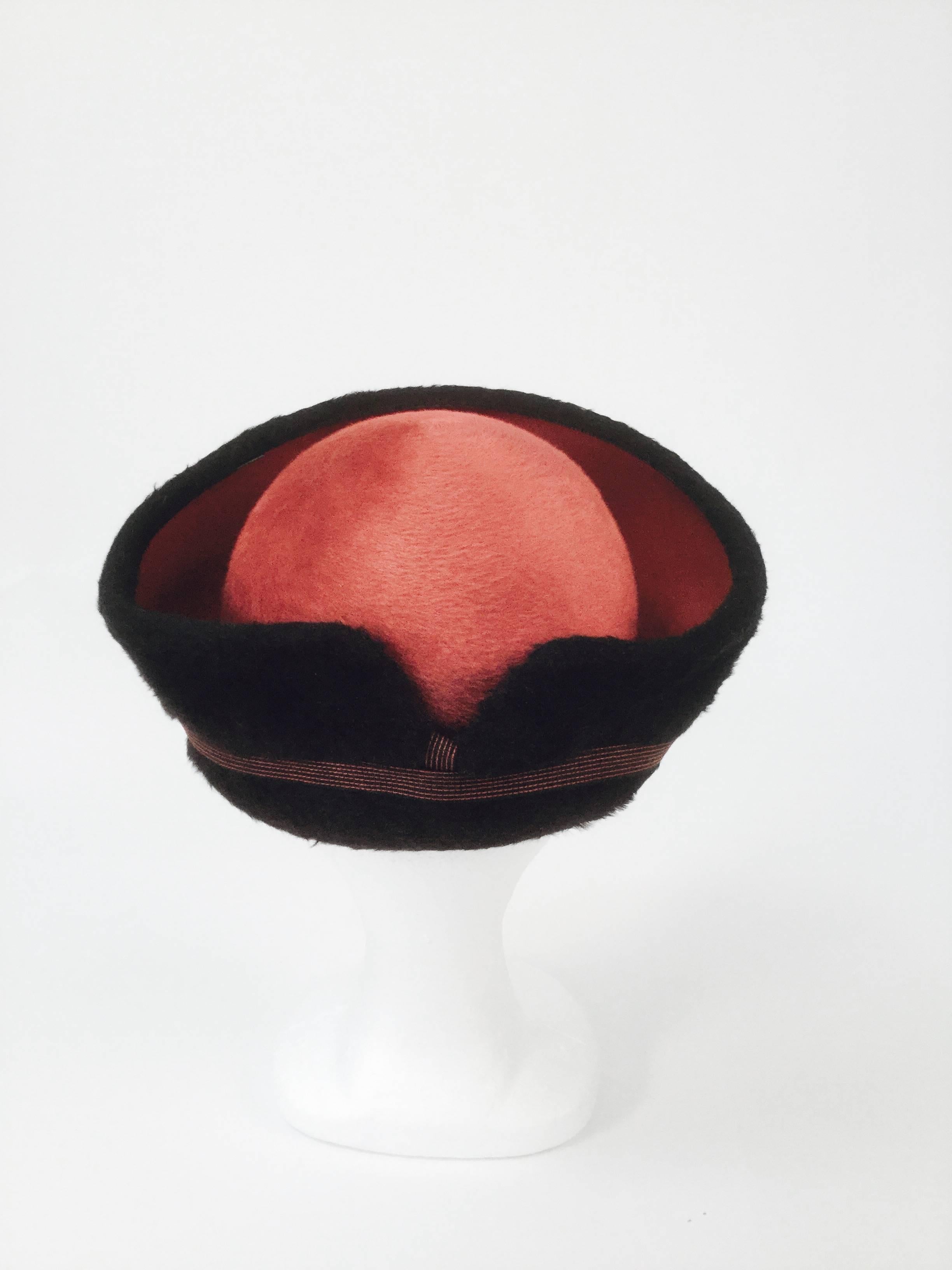 1950s Schiaparelli Red and Black Felt Eastern Hat In Excellent Condition For Sale In Houston, TX