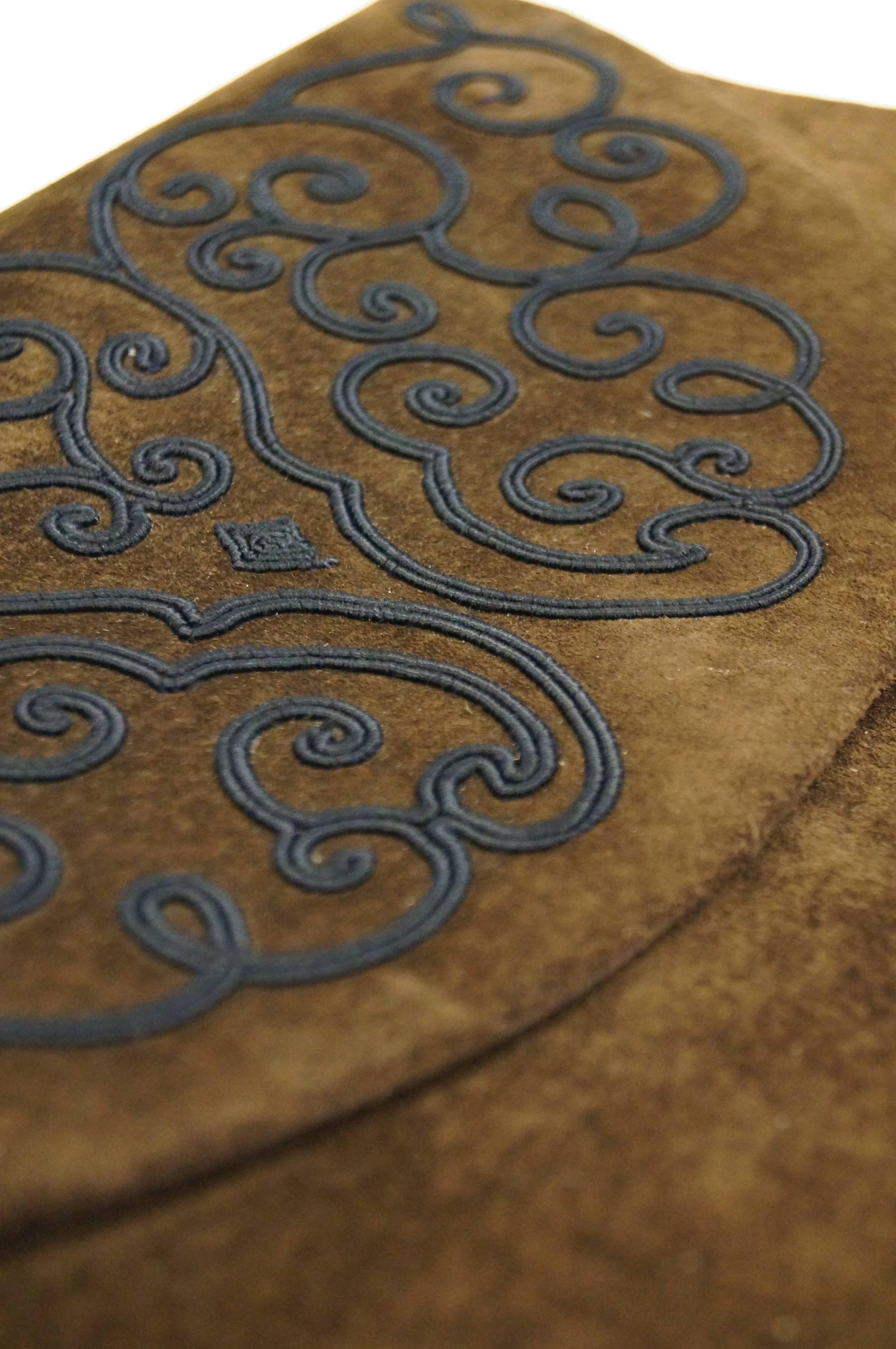 Wonderful brown suede crossbody by Dominique Aurientis. The handbag is envelope - shaped with a pointed flap and an expandable accordion side. The exterior of the envelope is composed of brown suede with a lightly mottled texture, and the flap is