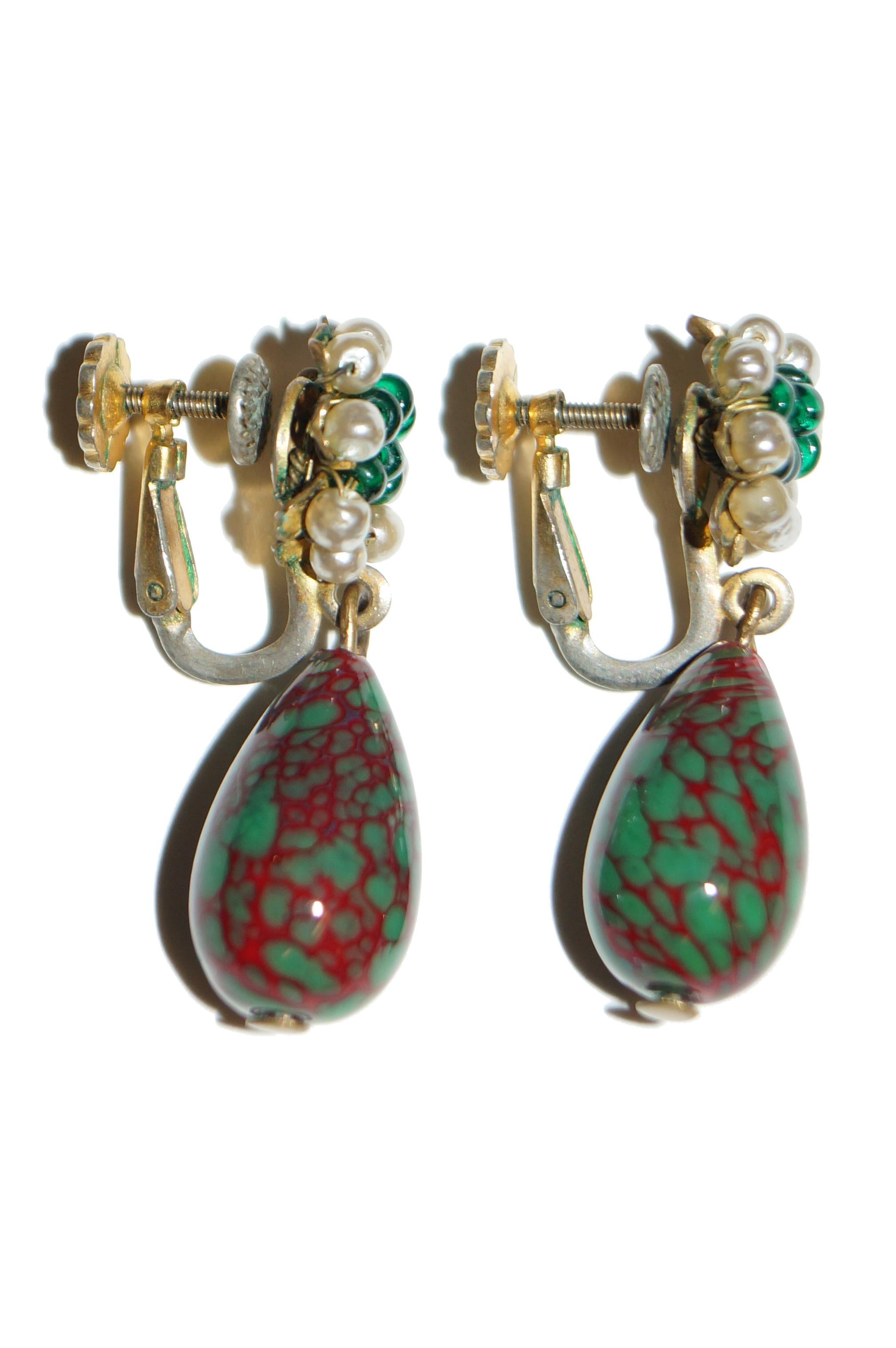 1950er Miriam Haskell Ohrringe aus grünem und rotem gegossenem Glas und Perlen im Zustand „Gut“ in Houston, TX