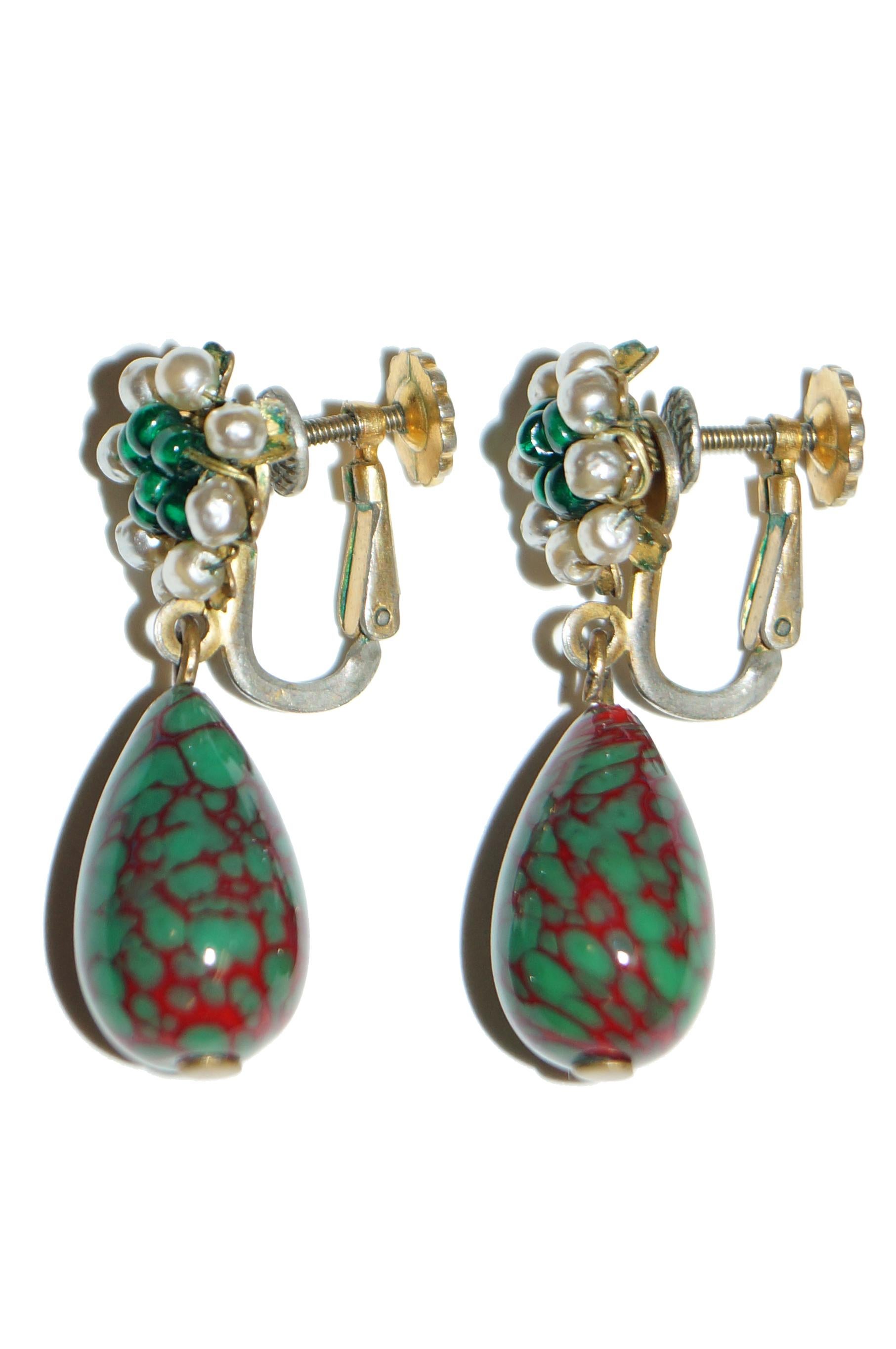1950er Miriam Haskell Ohrringe aus grünem und rotem gegossenem Glas und Perlen Damen