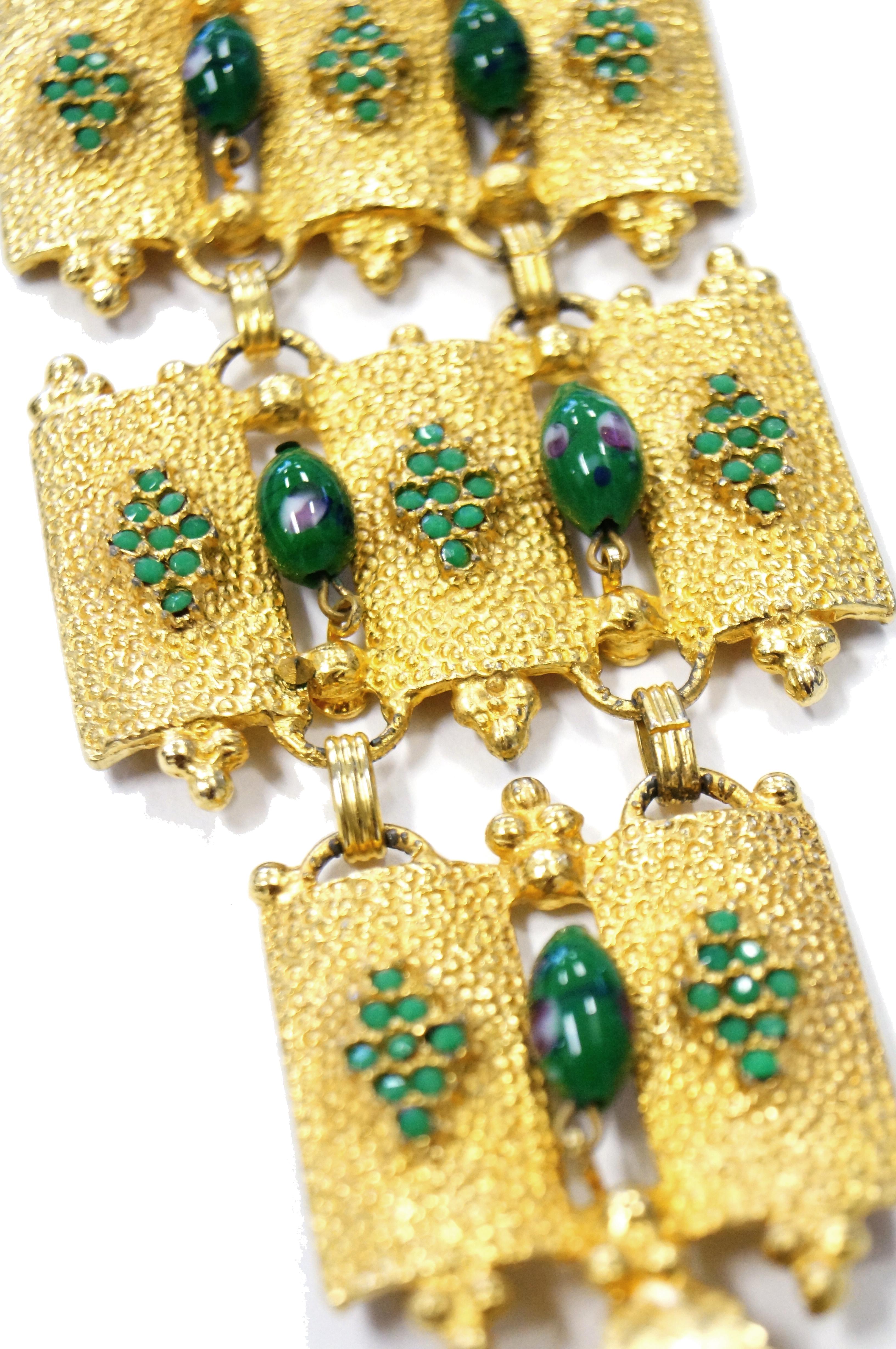 1960s Substantial Brutalist Articulated Gold Tone Jade Green Glass Necklace In Excellent Condition For Sale In Houston, TX
