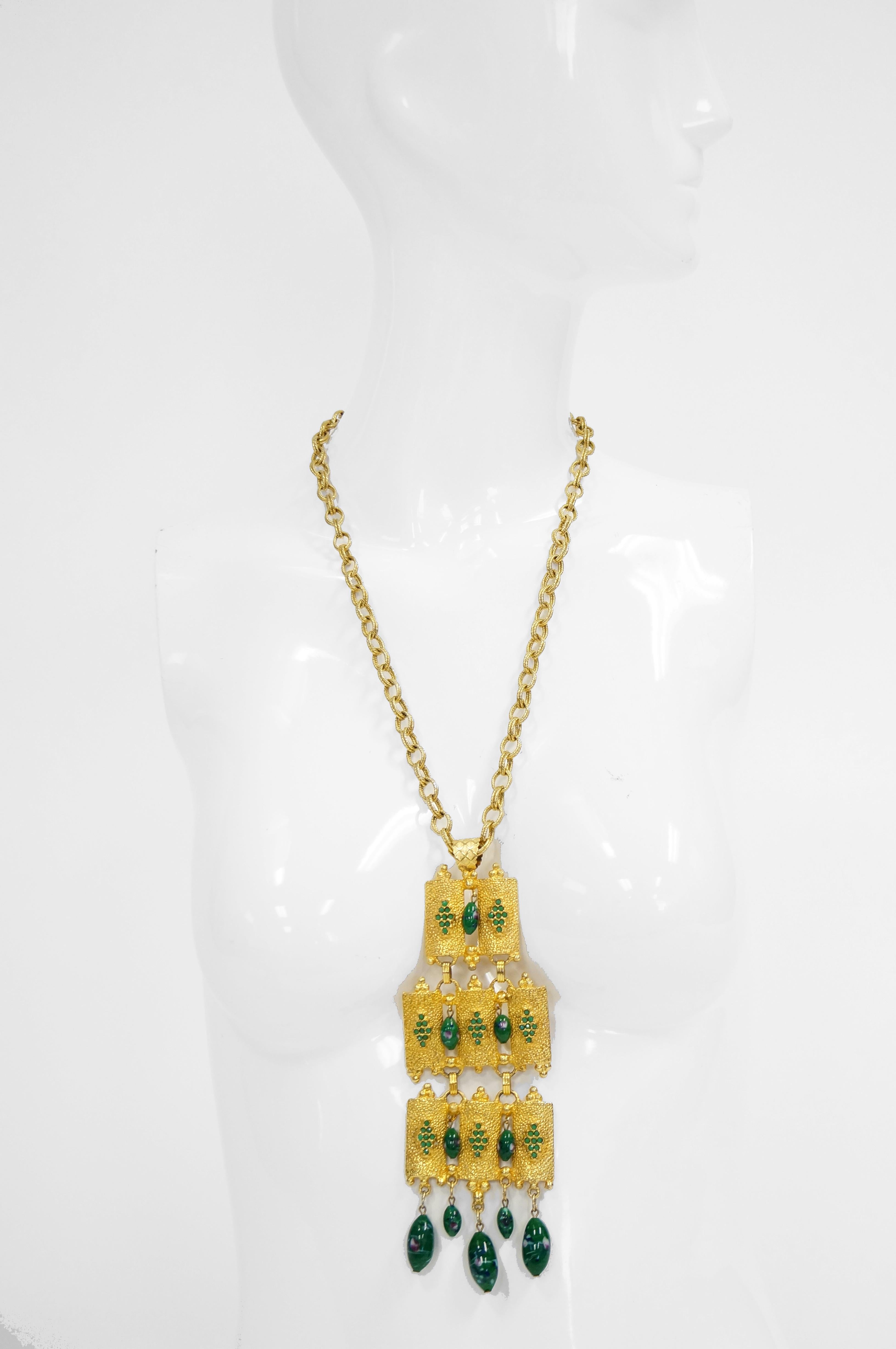 1960s Substantial Brutalist Articulated Gold Tone Jade Green Glass Necklace For Sale 2