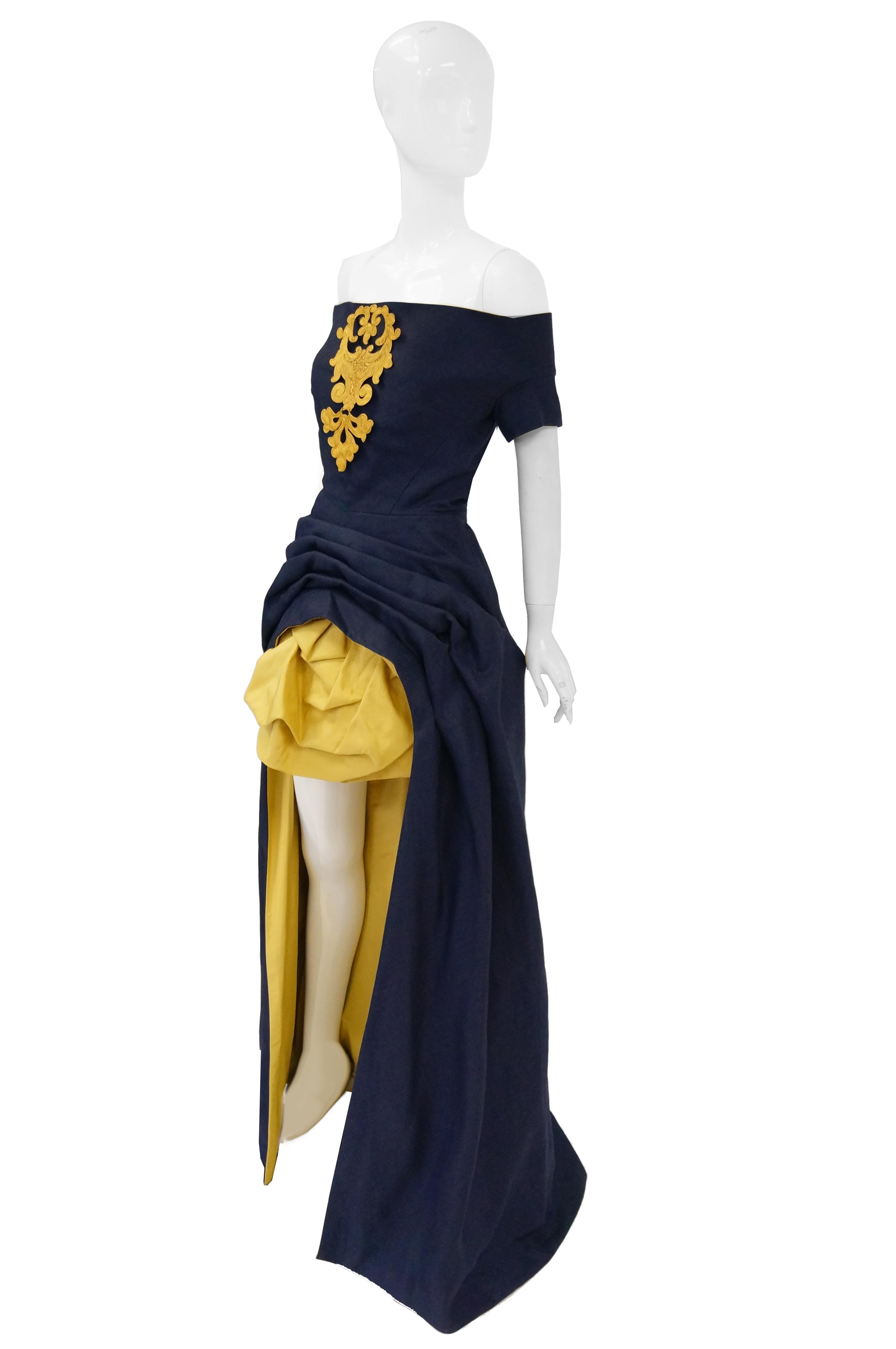 1991 Christian Lacroix Couture Shantung-Abendkleid aus marineblauem Leinen und goldener Seide 32 im Angebot 1