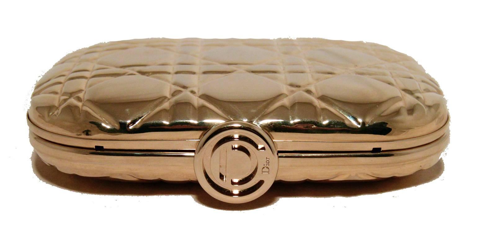 Favolosa borsa da sera in metallo dorato di Christian Dior in ottime condizioni.  Scatola in metallo dorato con motivo cannage trapuntato.  La chiusura superiore si apre su un interno foderato in pelle nera con una tracolla a catena dorata nascosta