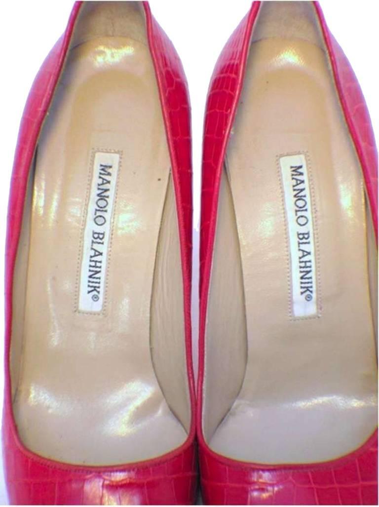Manolo Blahnik Red Alligator High Heel Pumps Size 6.5-7 In Excellent Condition For Sale In Philadelphia, PA