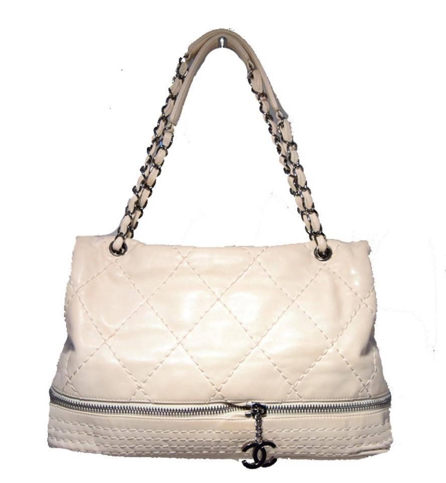 RARE CHANEL cream zip bottom classic shoulder bag in very good condition. Cream quilted leather exterior trimmed with gunmetal hardware and a unique bottom zipper that expands this piece another 2 inches. Signature twist CC logo closure opens single