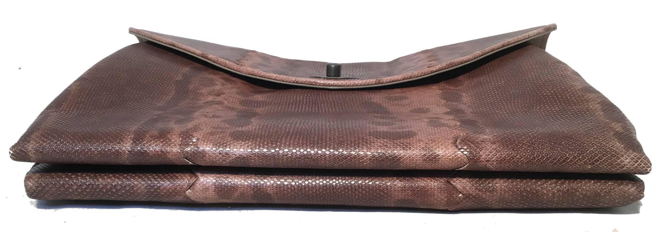 Bottega Veneta Pochette in pelle di lucertola marrone In condizioni ottime in vendita a Philadelphia, PA
